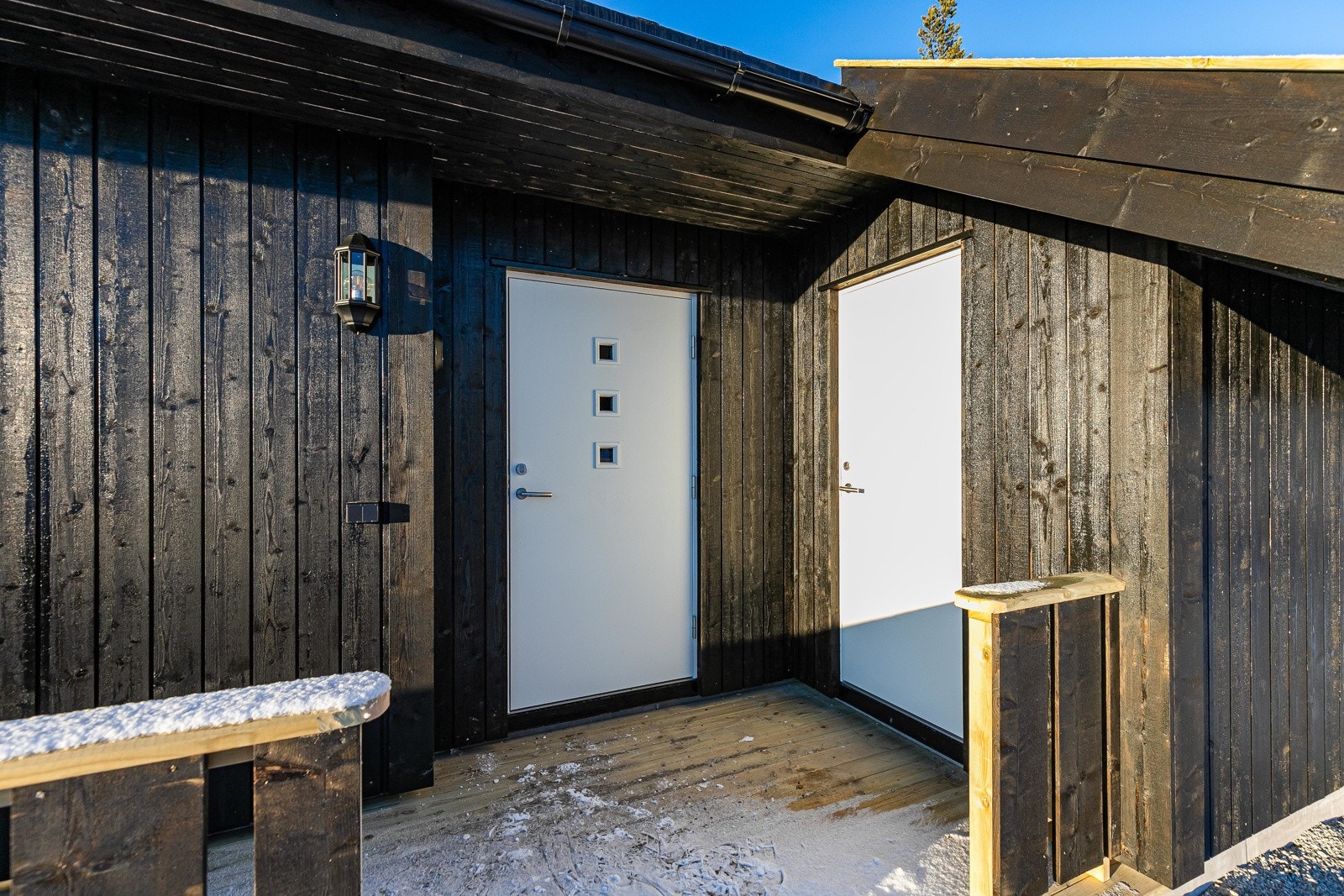Utvendig bod ved inngangsparti. Galleribilde