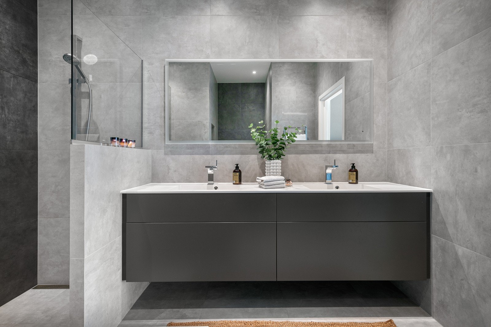 Badet har servantmøbel fra Dansani og overhenget speil med innebygget lys Galleribilde