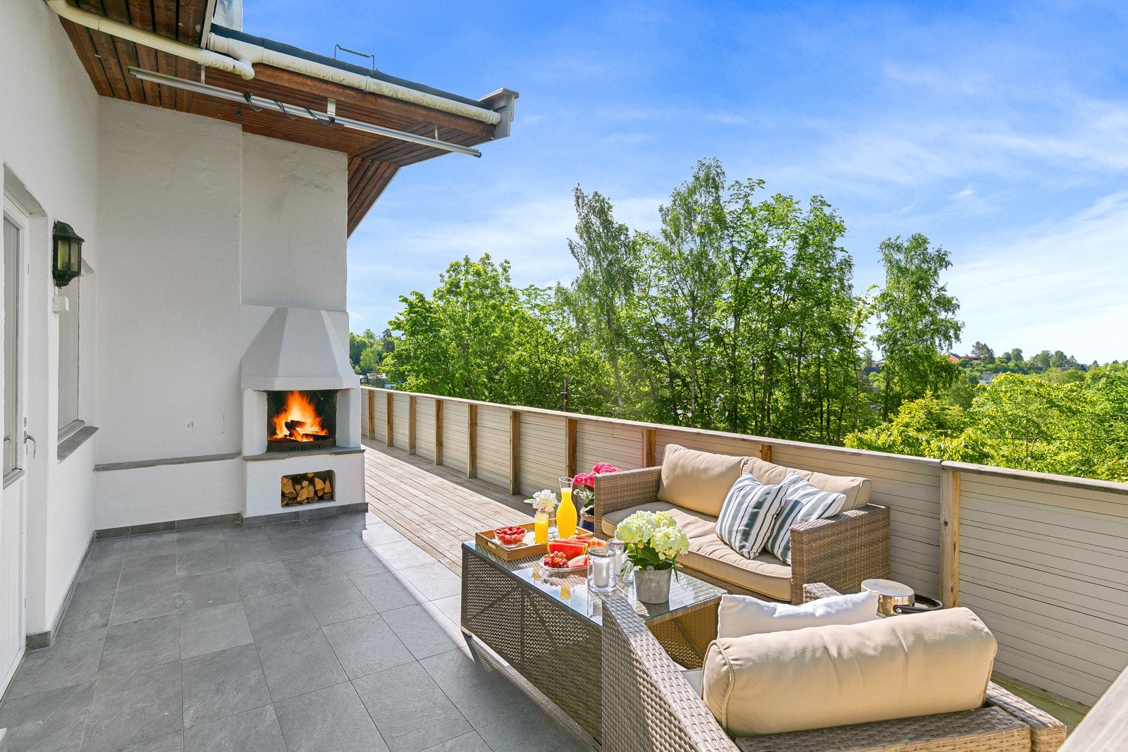 Boligen har flotte uteområder med bla. utepeis og gode solforhold til ca. 21.00 på sommerstid Galleribilde