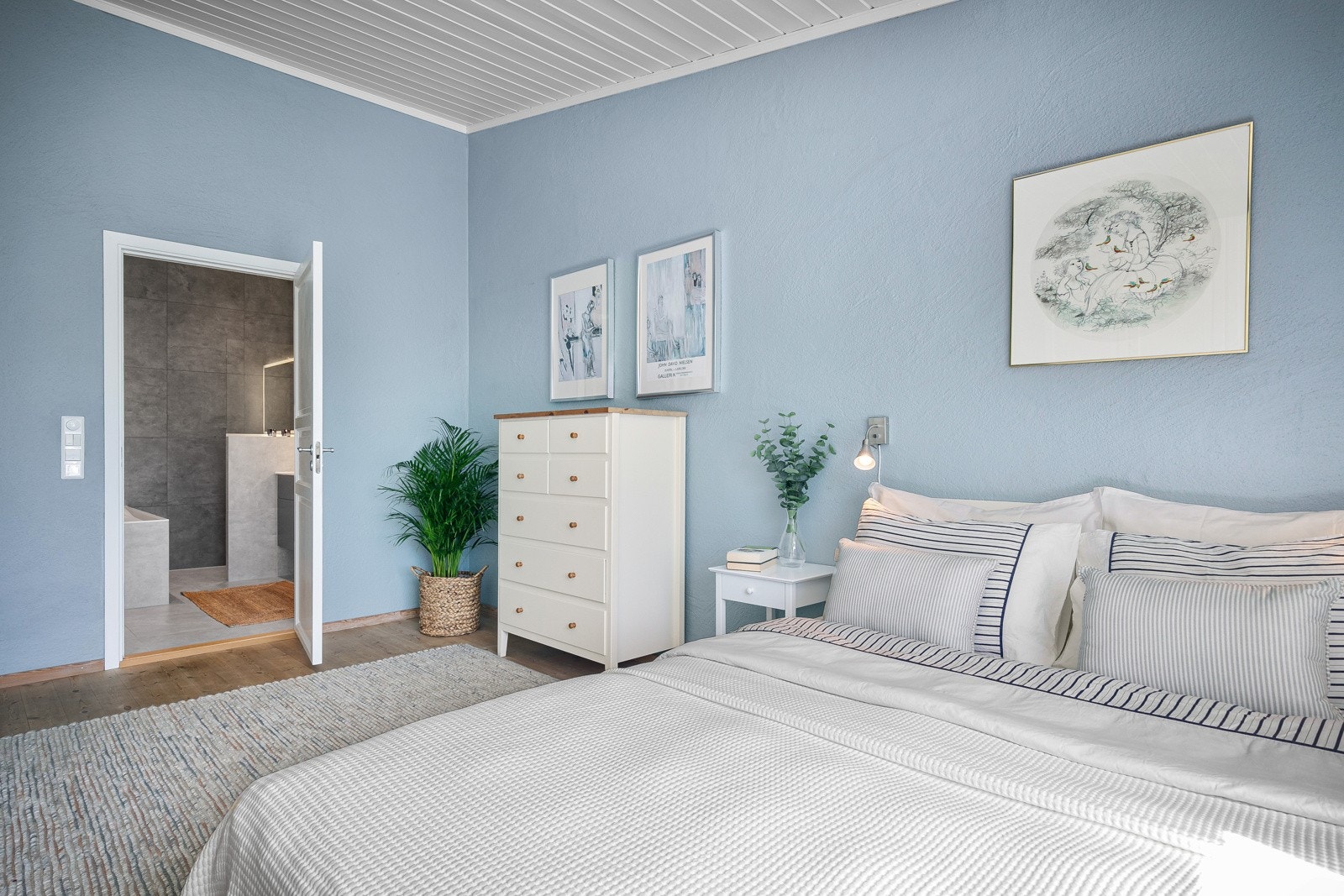 Hovedsoverommet er innredet med garderobeskap, samt at det er plass til en god dobbeltseng og andre møbler Galleribilde