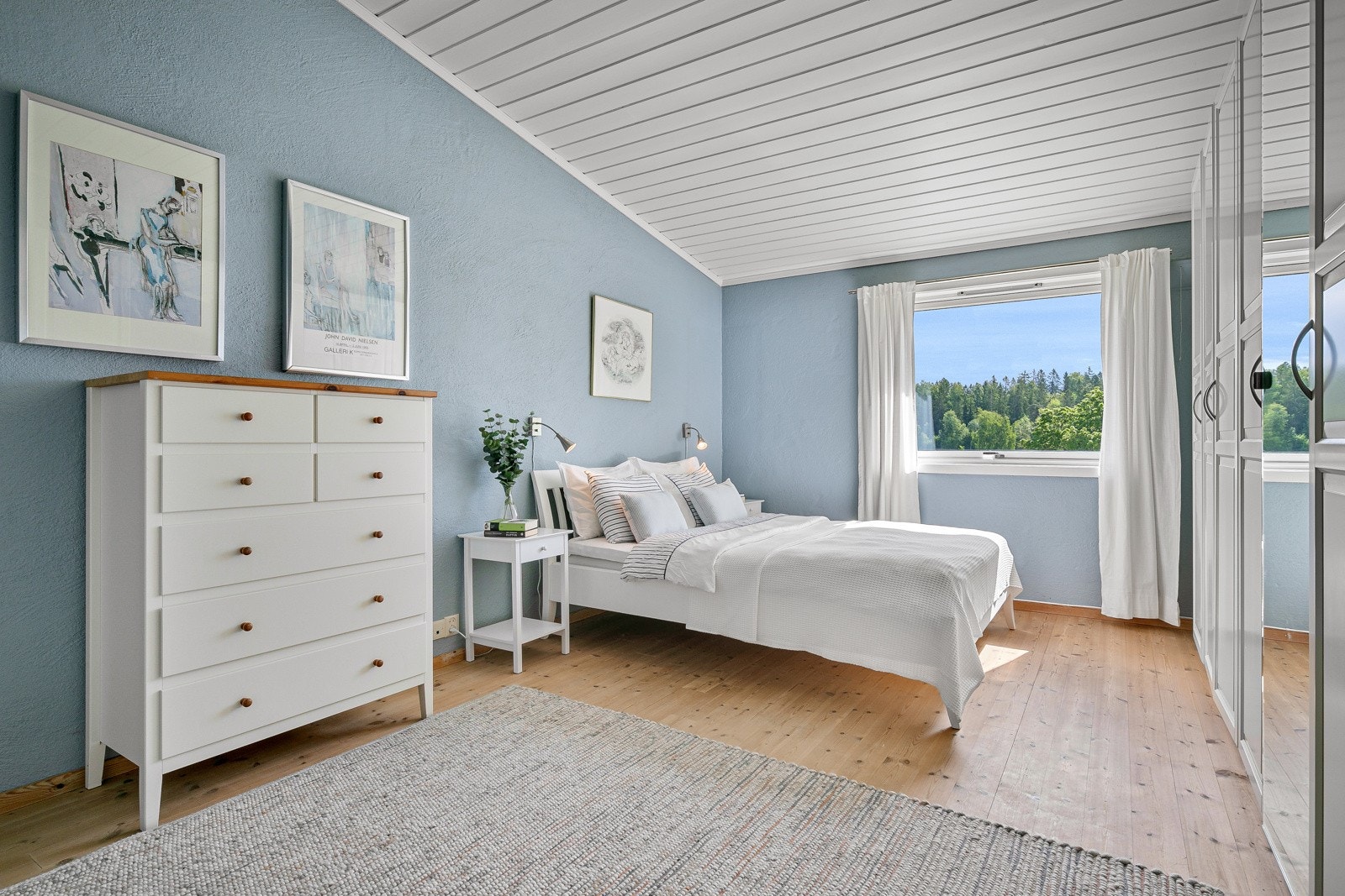 Hovedsoverommet ligger i boligens 1. etasje, og er meget romslig og luftig Galleribilde