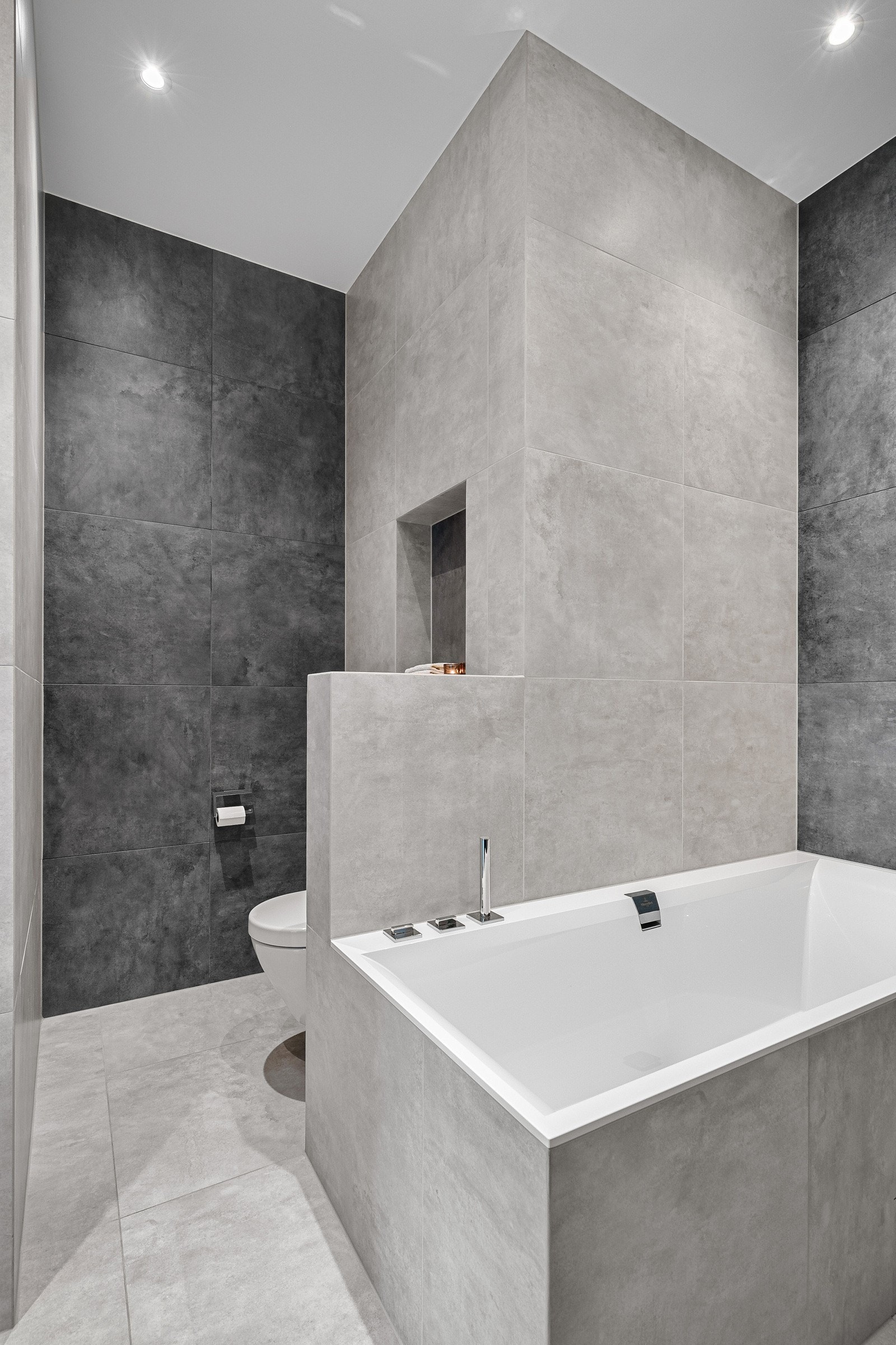 Badet har innfelte downlights i himlingen og varmekabler i gulvet Galleribilde