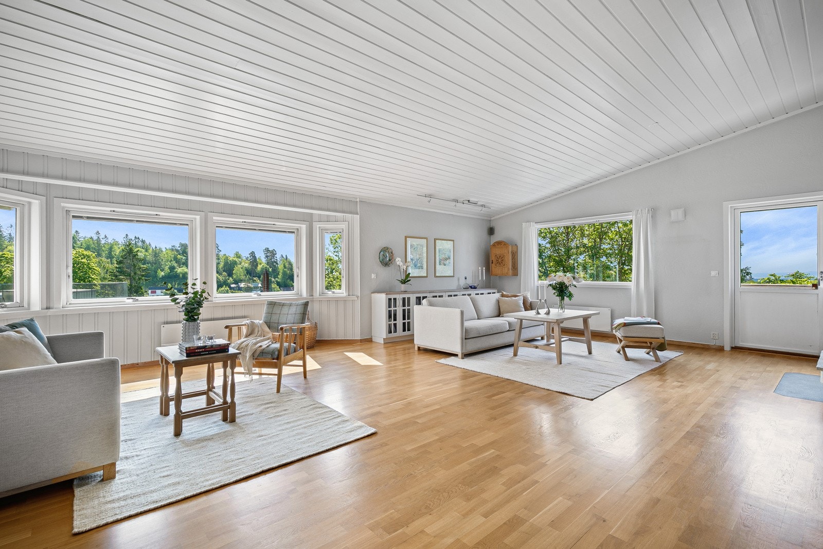 Det er plass til flere sittegrupper i rommet, og det er utgang til terrassen fra både stue- og kjøkkendel Galleribilde