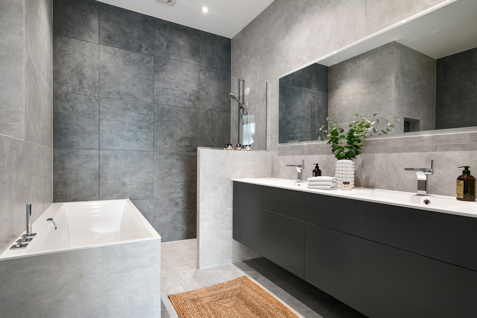 Badet har både badekar og dusj. Badekar og toalett samt fliser er fra Villeroy og Boch Galleribilde