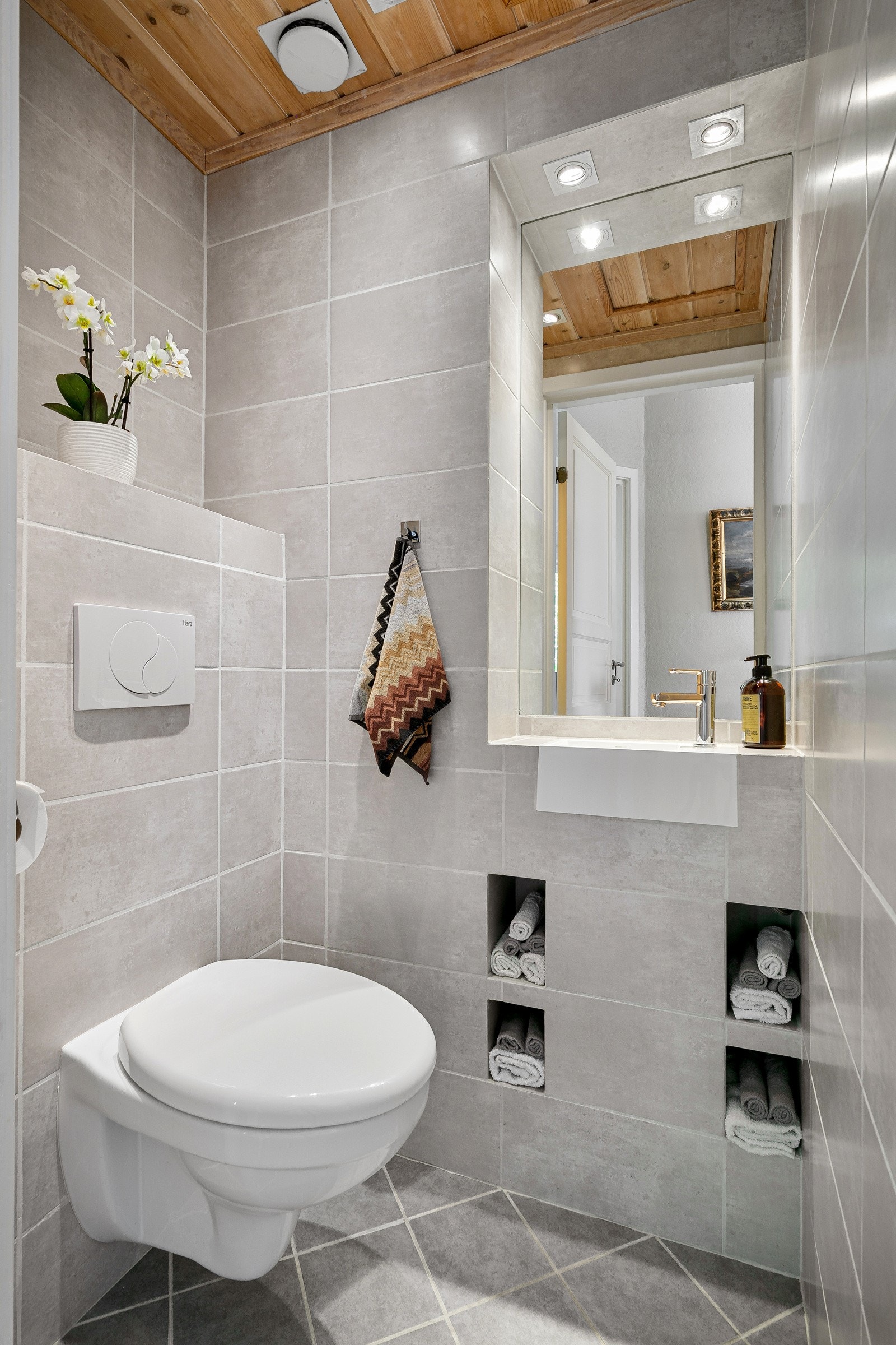 I 1. etasje ligger det et separat toalettrom, med moderne og plasseffektiv innredning Galleribilde