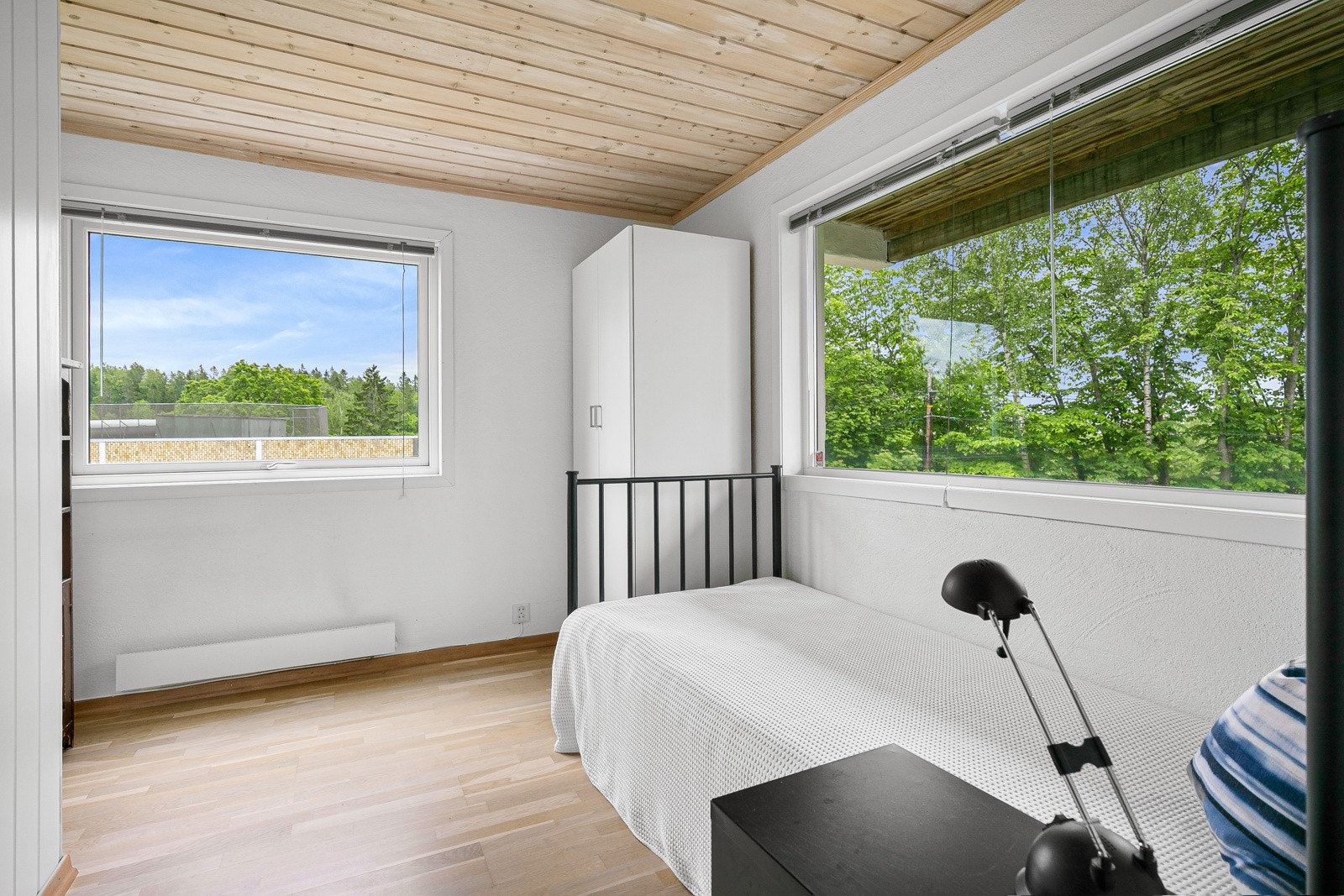 Soverom 3 i underetasjen ligger på hjørnet av huset, og har to gode vindusflater som gir en luftig romfølelse Galleribilde