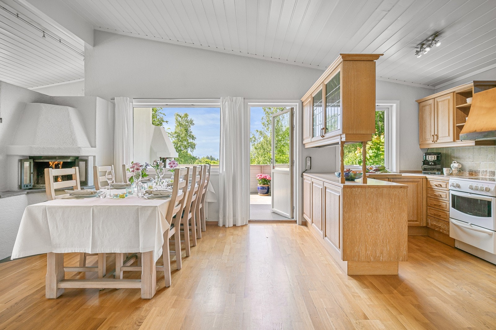 På kjøkkenet er det også peis, som er svært hyggelig å tenne opp i under helgefrokosten eller under middagsbesøk Galleribilde