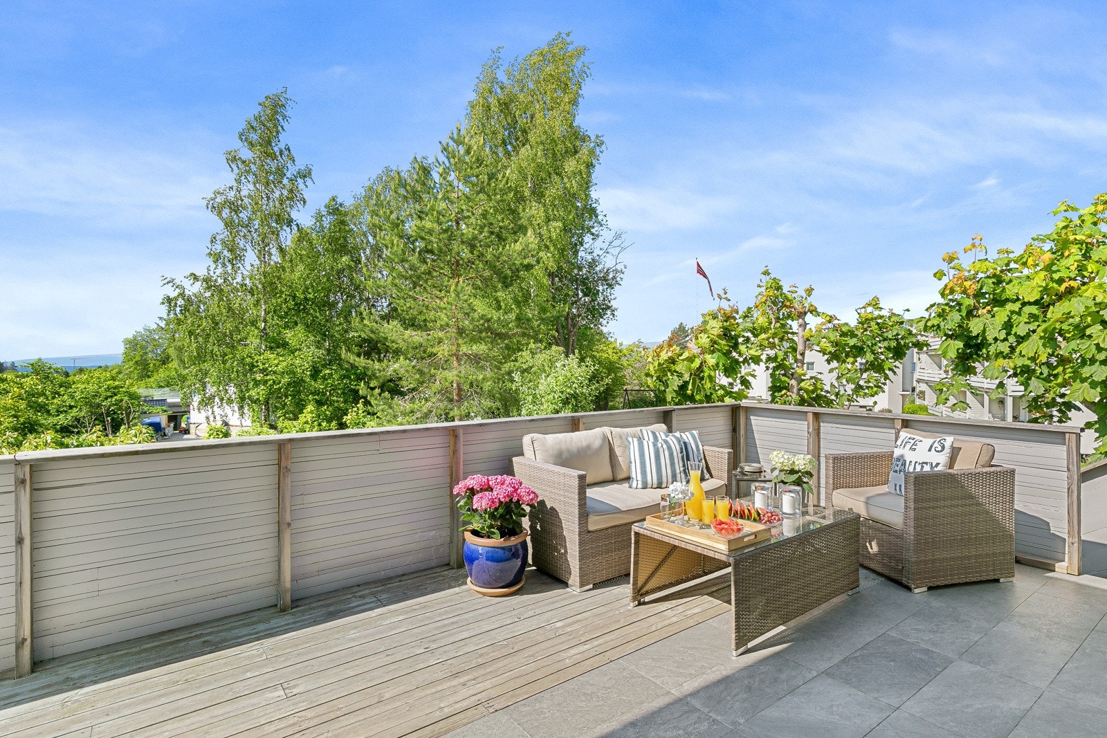 Boligens terrasse i 2. etg. er syd/sydvendt og er på ca. 30 kvm, med fjordgløtt Galleribilde