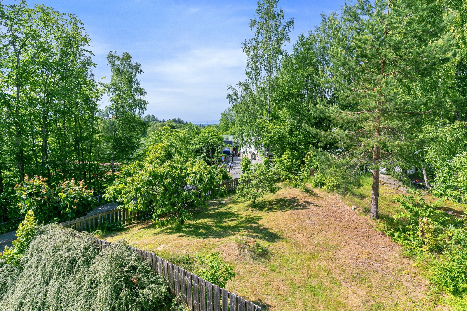 Boligen ligger høyt og fint til, med en skjermet tomt Galleribilde