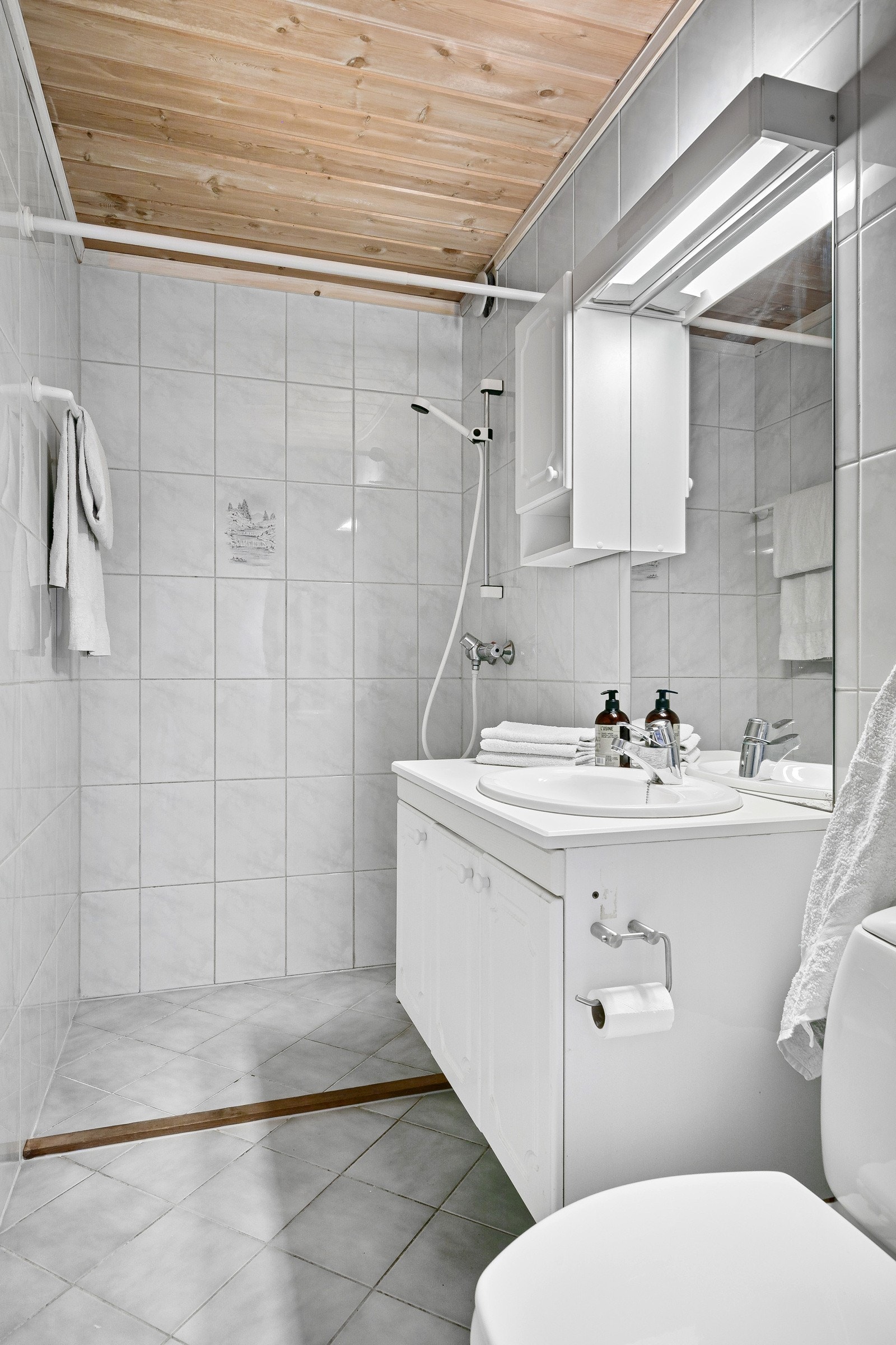 I underetasjen finner man to fullverdige bad, bad 2 er også av eldre dato og har varmekabler i gulv Galleribilde