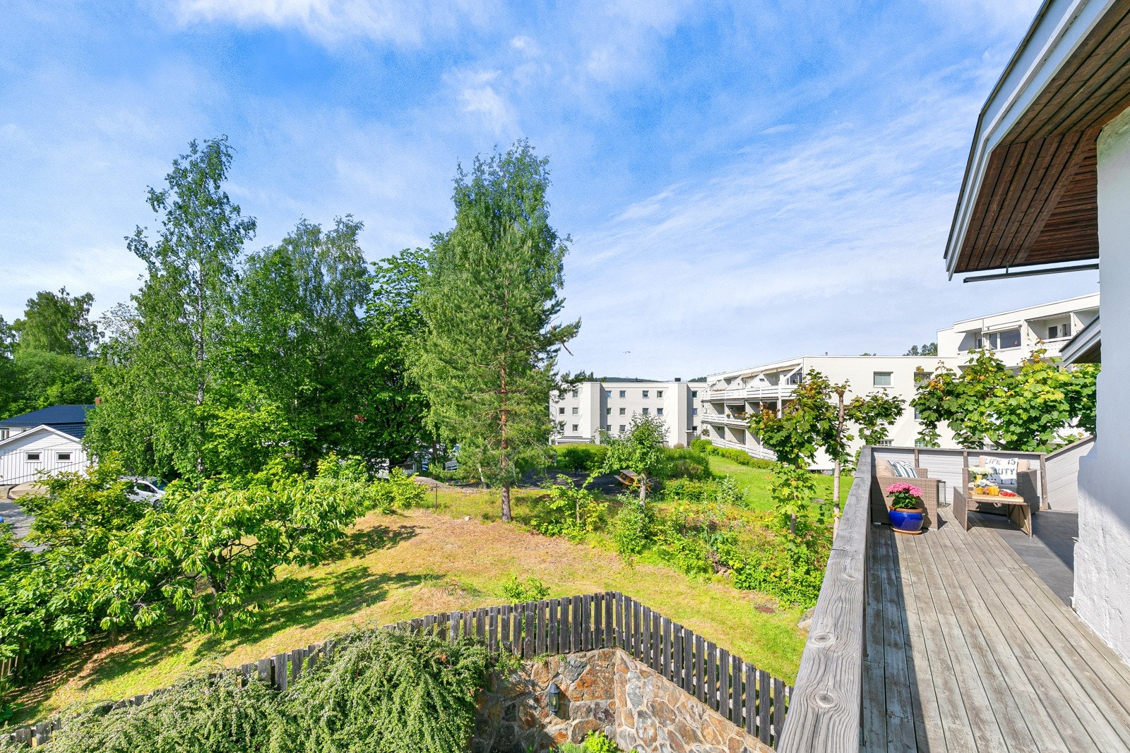 Tomt med store gressområder og frukttrær, på ca. 705 kvm Galleribilde