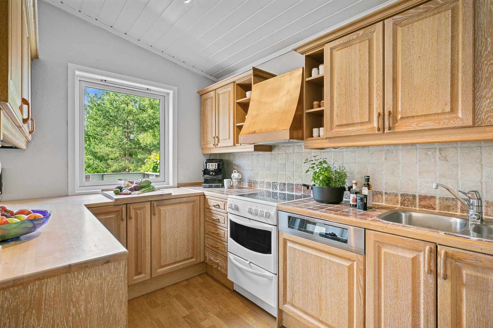 Det er meget godt med skap- og benkeplass og hyggelig utsyn fra kjøkkenvinduet Galleribilde