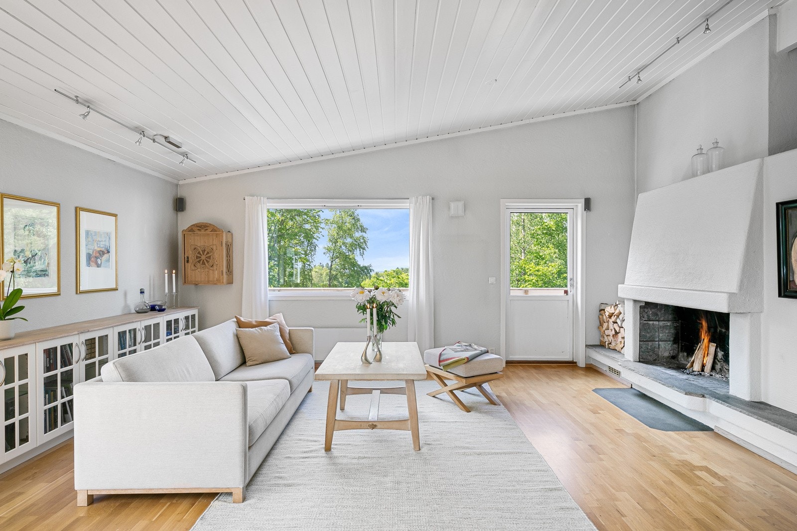 I stuen er det en hyggelig peis som skaper hyggelig stemning og en lun varme på kalde vinterdager Galleribilde