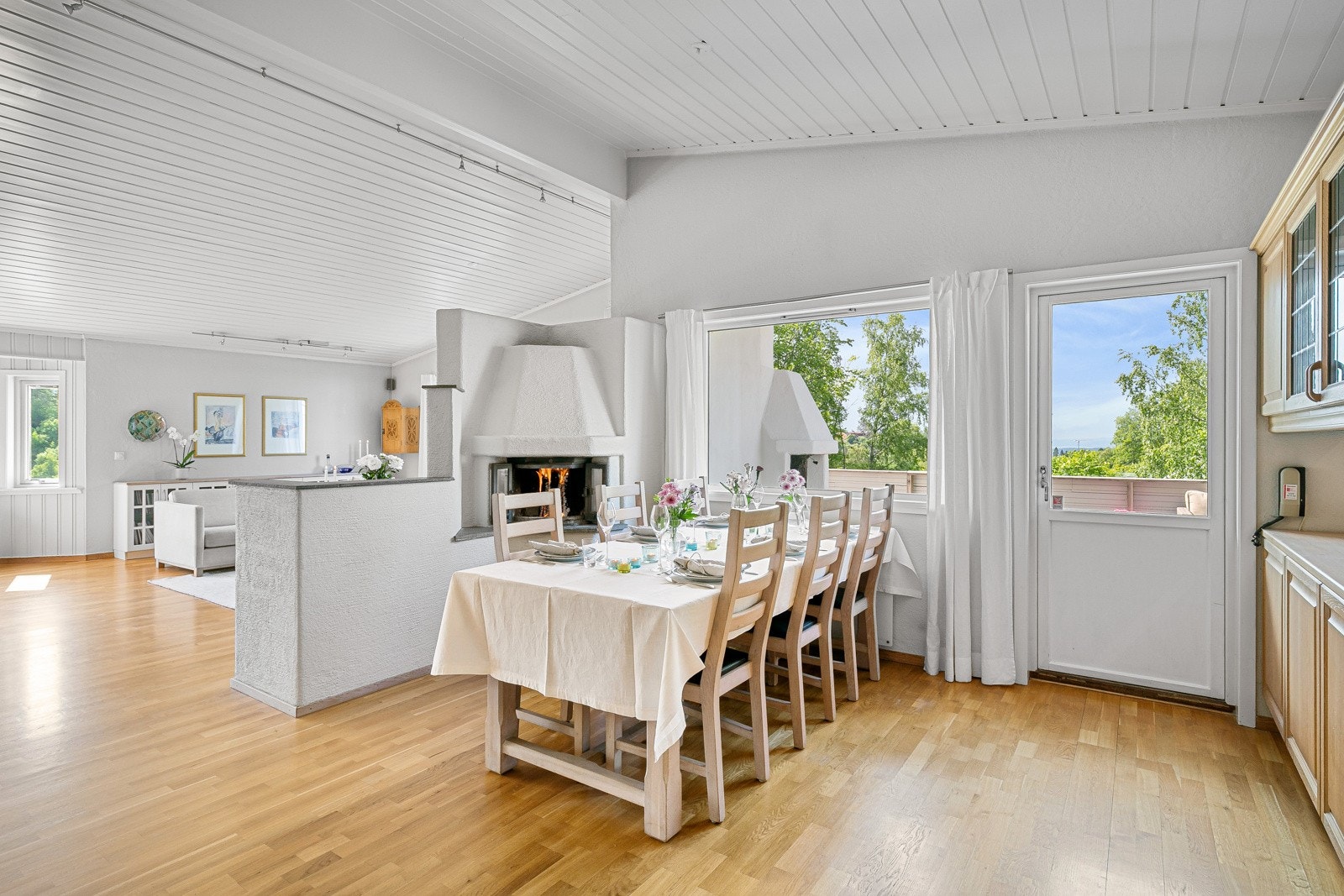 Kjøkkenet har en eldre men pen innredning fra JKE Galleribilde