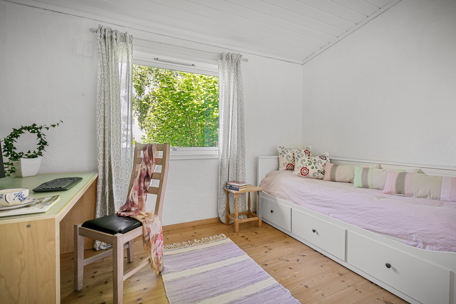 i 1. etasje ligger soverom 2, med en fin størrelse og plass til både seng og kontorpult Galleribilde