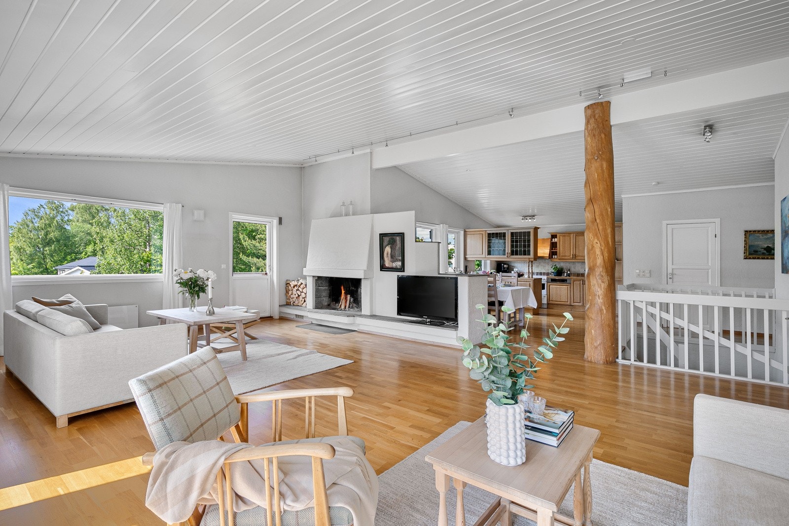 I 1. etasje ligger boligens lyse og luftige allrom med stue og kjøkken i en åpen løsning med en meget god takhøyde Galleribilde