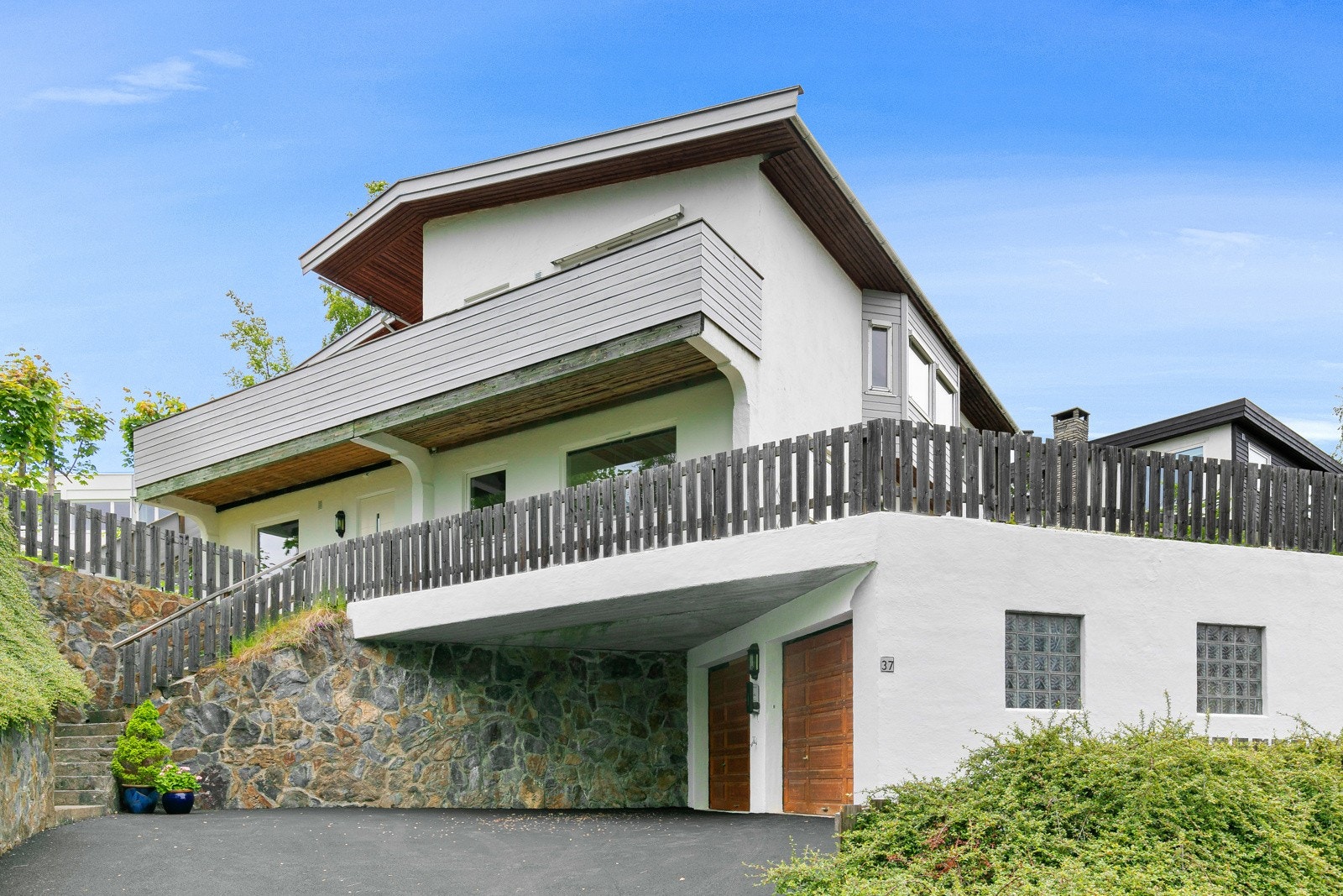 Boligen ligger i et meget barnevennlig og attraktivt boområde på Hosle med kort vei til skoler, barnehager og offentlig transport og flybuss Galleribilde