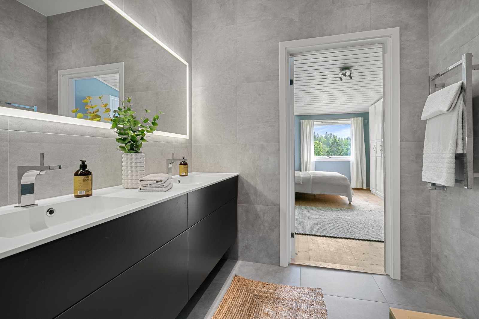 Innenfor hovedsoverommet ligger et lekkert og moderne bad fra 2018 Galleribilde