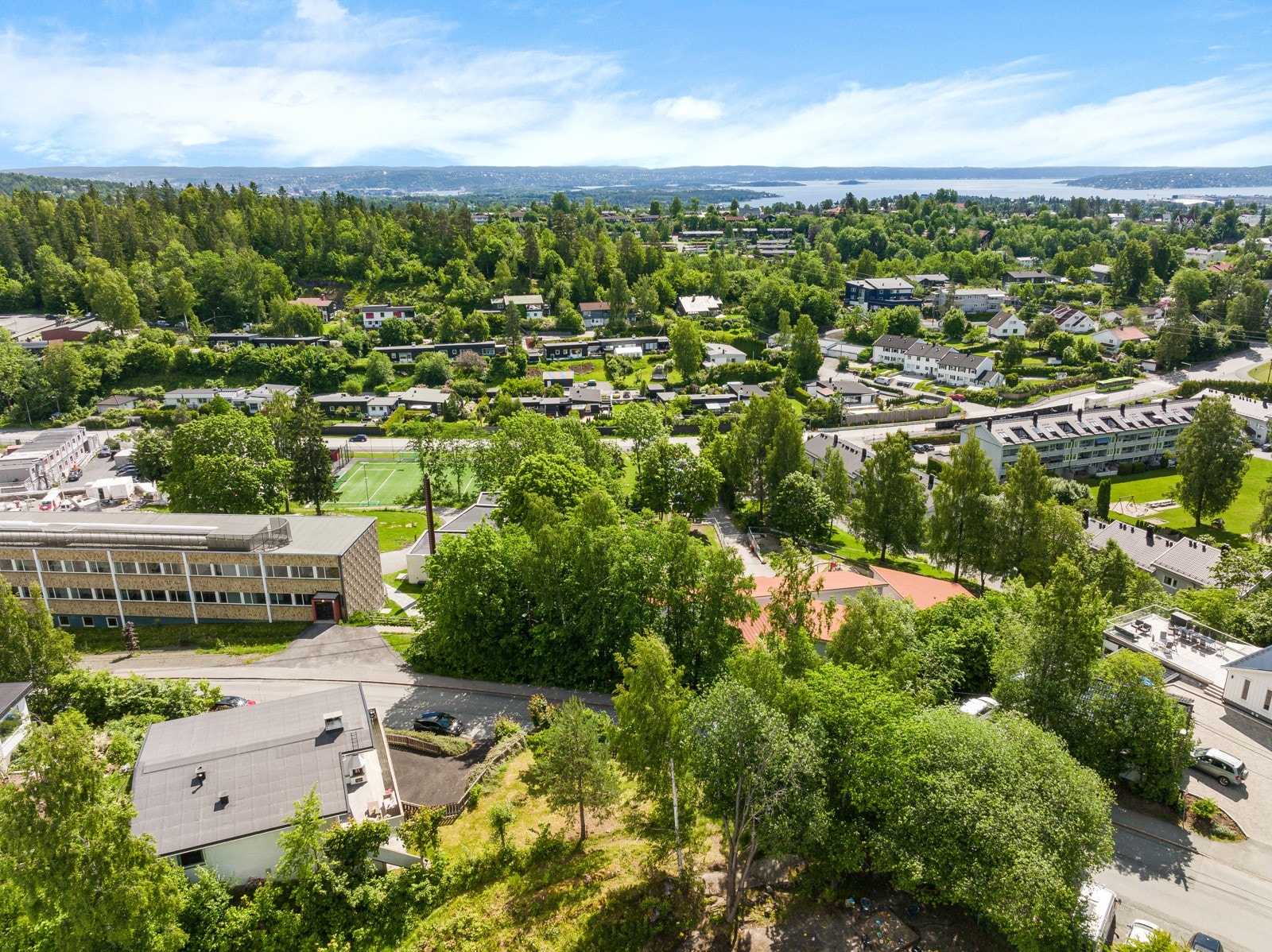 Nærområdet byr på en rekke fritids- og kulturtilbud, med lekeplasser, fotballbaner, skøytebane, og flere golfbaner. Galleribilde