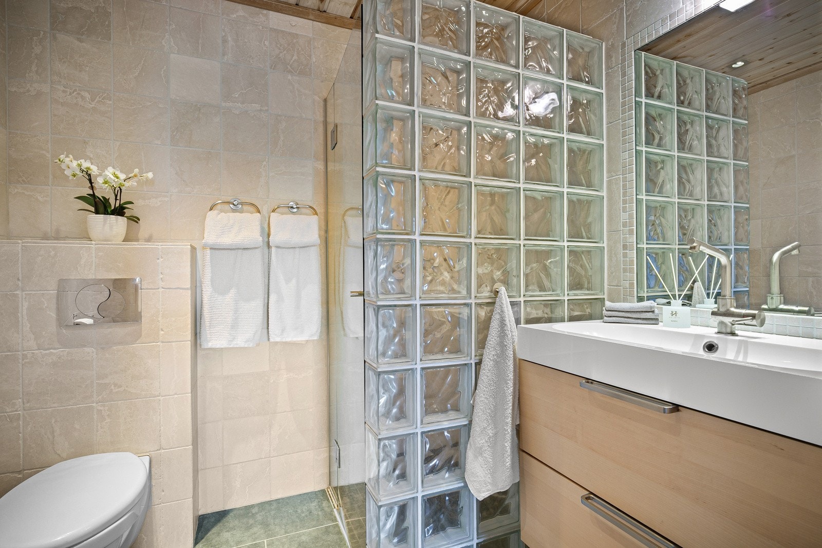 I underetasjen ligger også et romslig bad. Badet er av eldre dato, har elektriske varmekabler samt dusjhjørne av glassbyggerstein Galleribilde