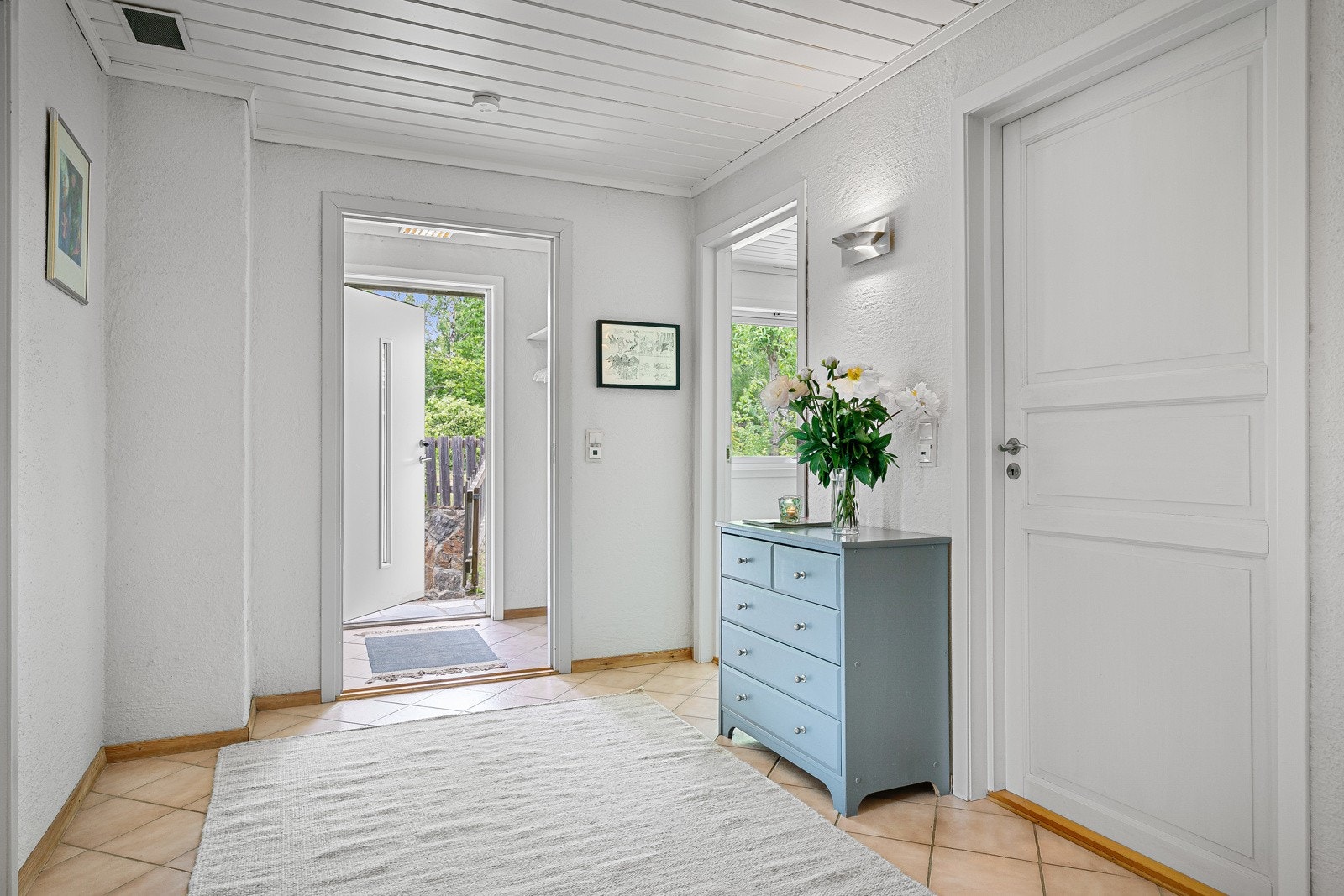 Via et mindre vindfang ankommer man boligen, og blir så ført inn i en romslig gang med plass til garderobeløsninger mm. Galleribilde