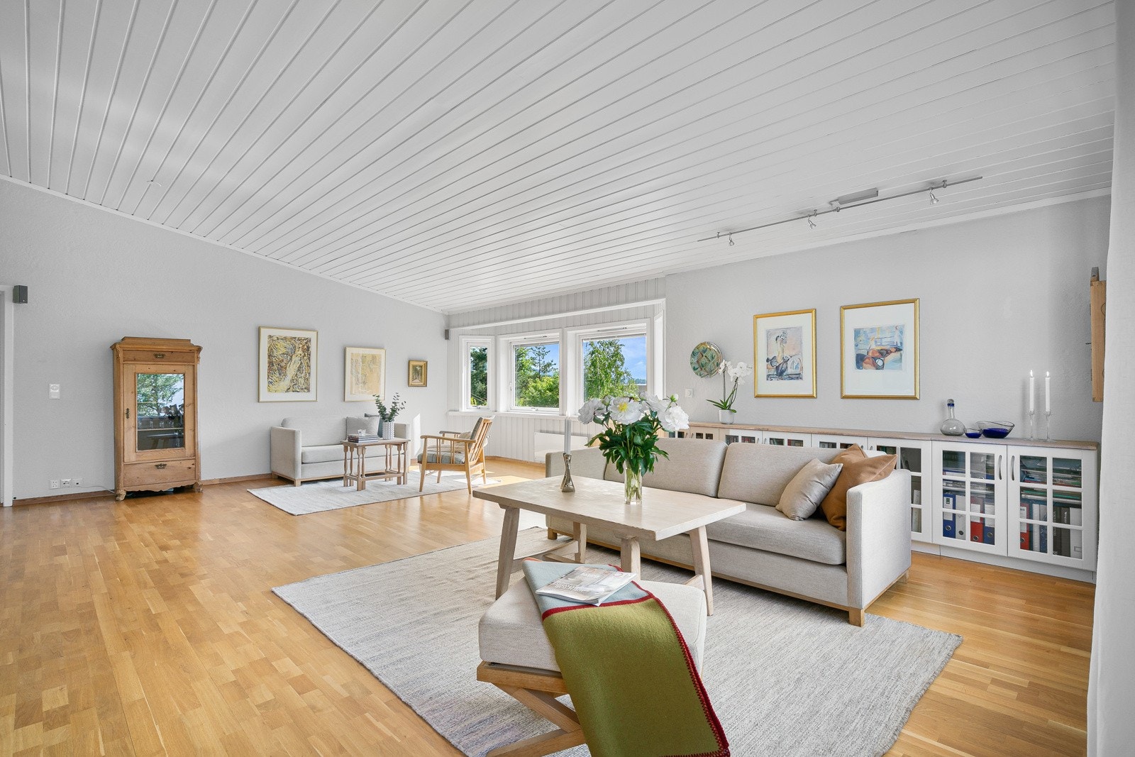 Med vindusflater på to av ytterveggene er det flott lysspill i rommet Galleribilde