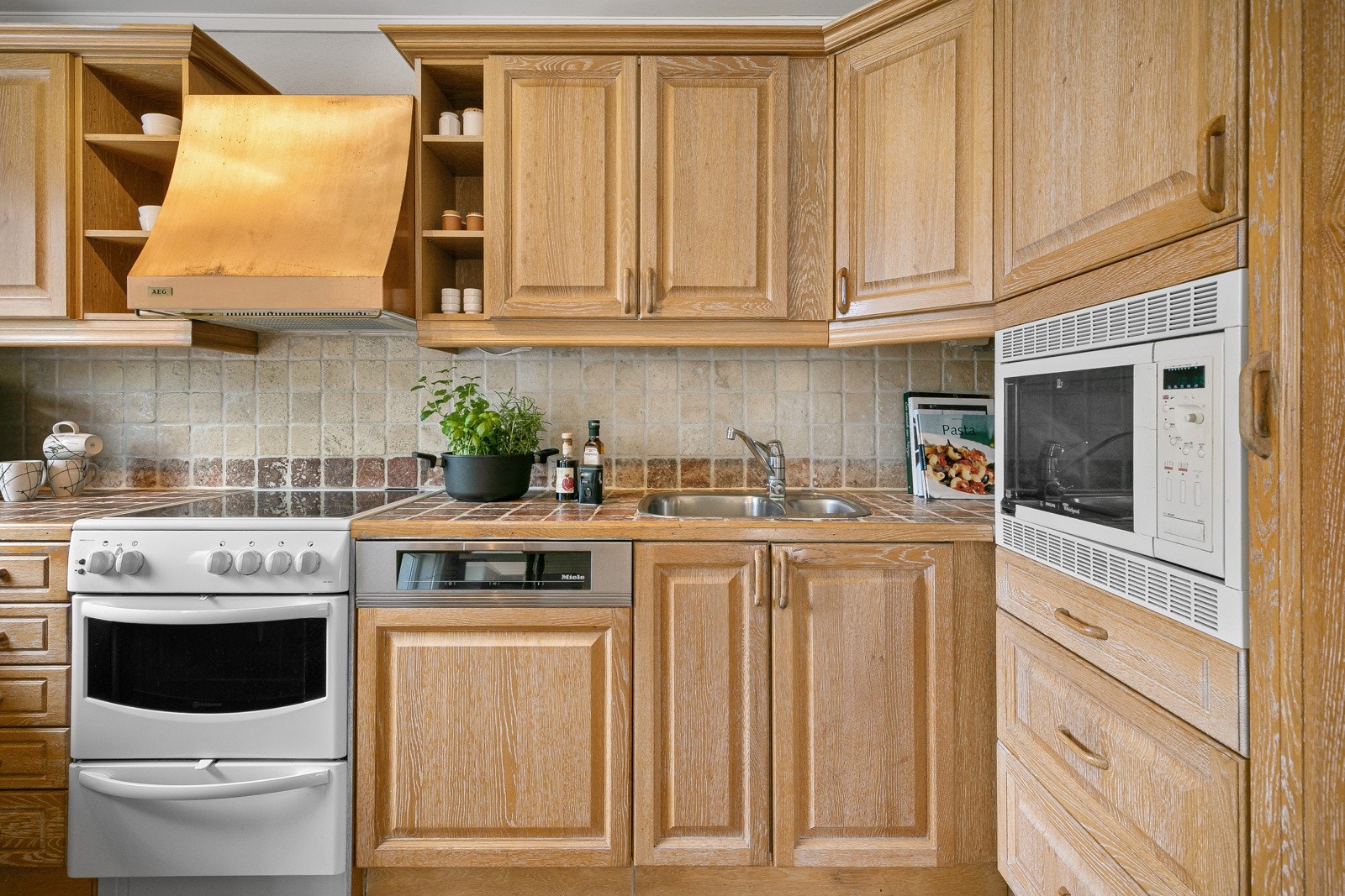 Det er integrert oppvaskmaskin fra Miele (ny i 2010) og kjøleskap fra Siemens. Alle hvitevarer følger for øvrig med Galleribilde