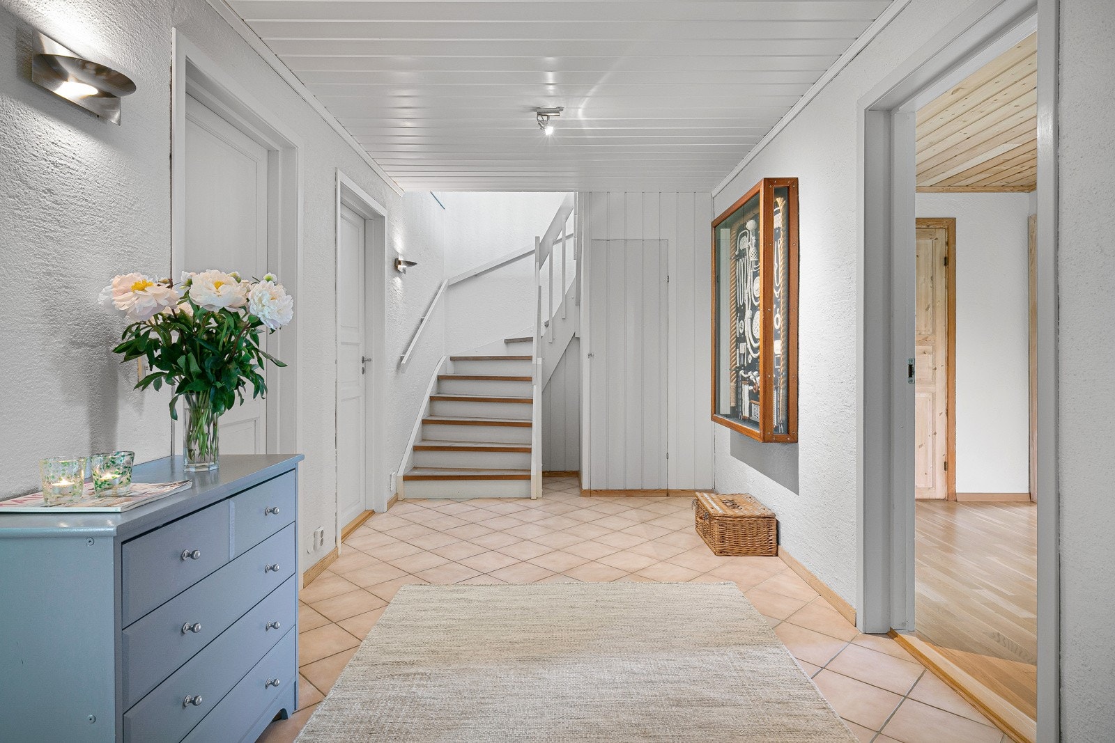 Fra gangen føres man inn til bad, kjellerstue og soverom i underetasjen. Trapp fører opp til hovedetasjen med allrom mm. Galleribilde