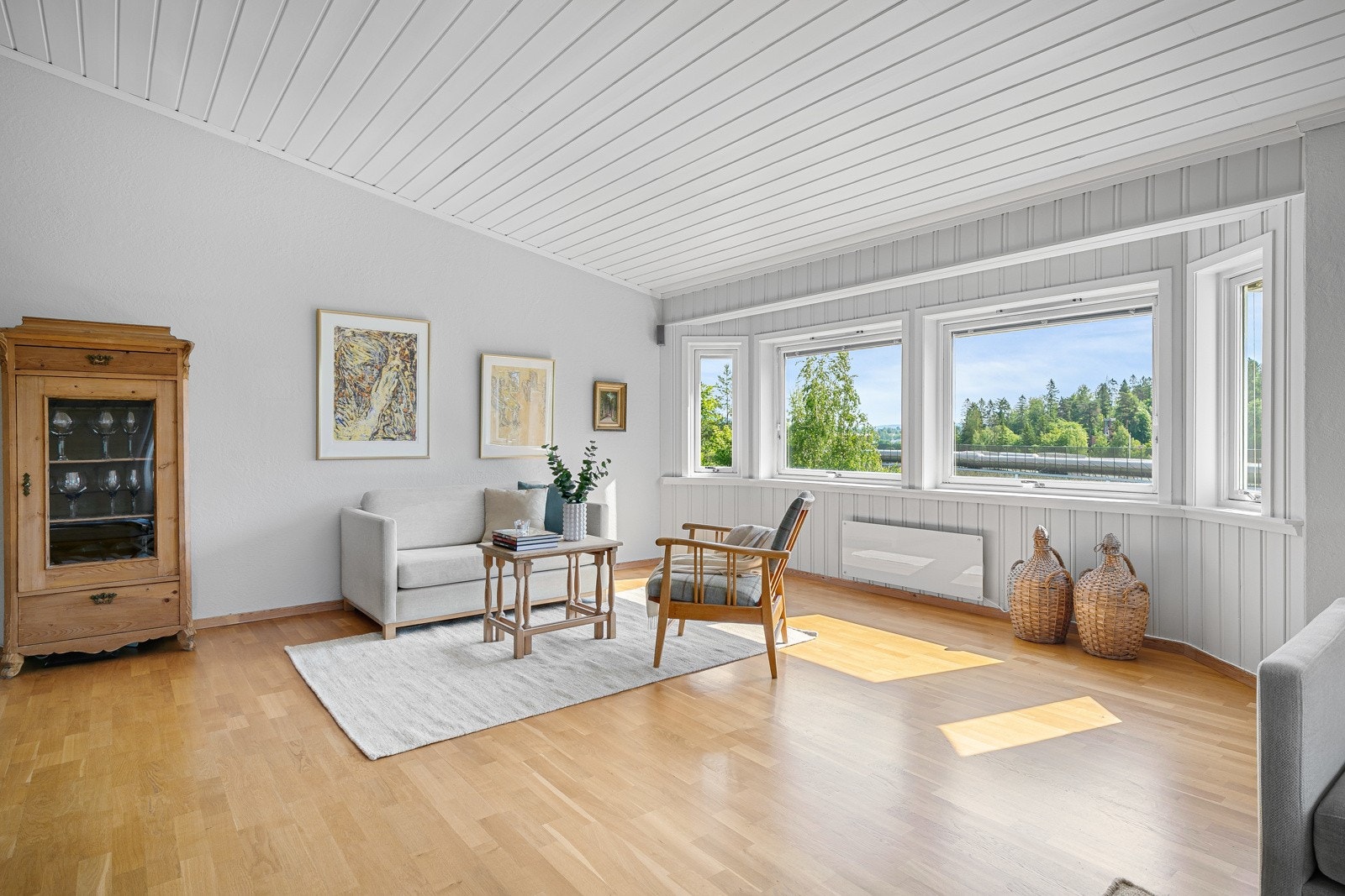 Stuen er lys og åpen, uten gjenboere Galleribilde