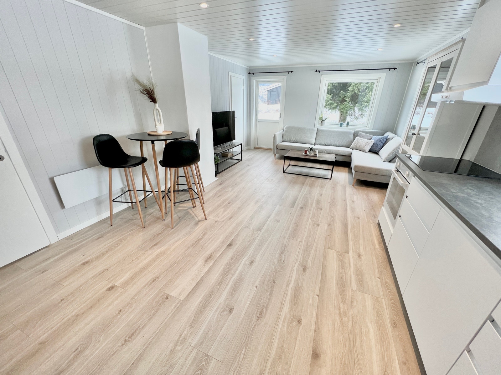 Liten spisekrok med plass til 3 Galleribilde