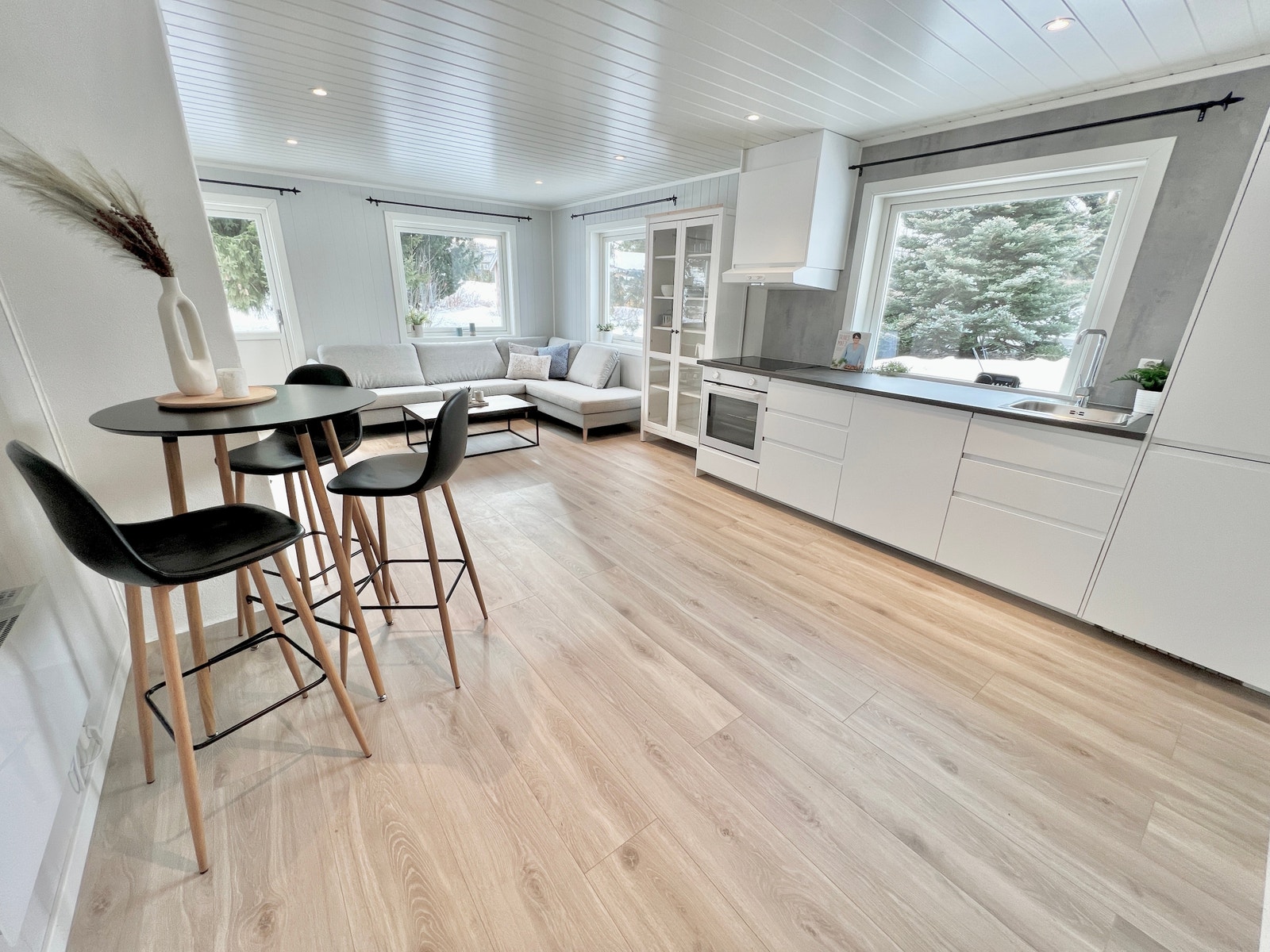 Romslig stue med åpen kjøkkenløsning Galleribilde