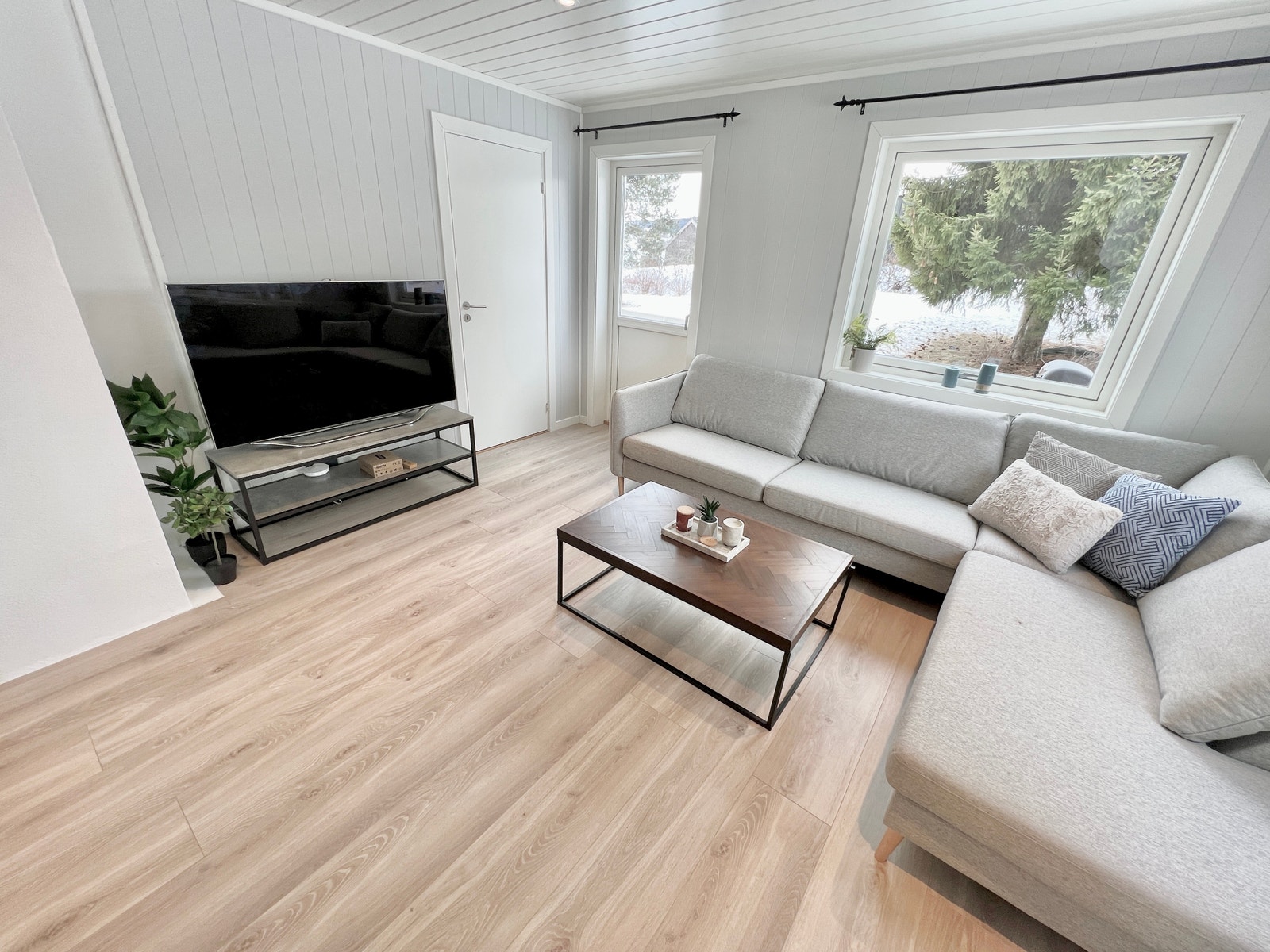 Tv-stue med utgang til terrasse Galleribilde