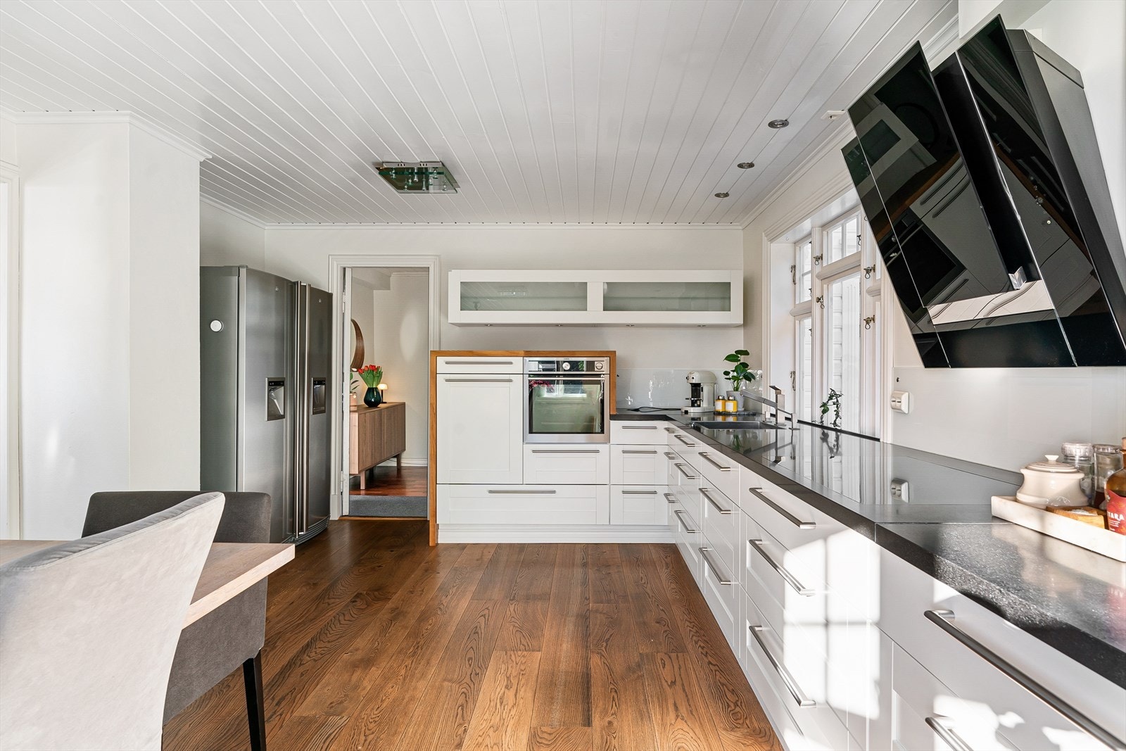 Klassisk kjøkken i hvit utførelse Galleribilde