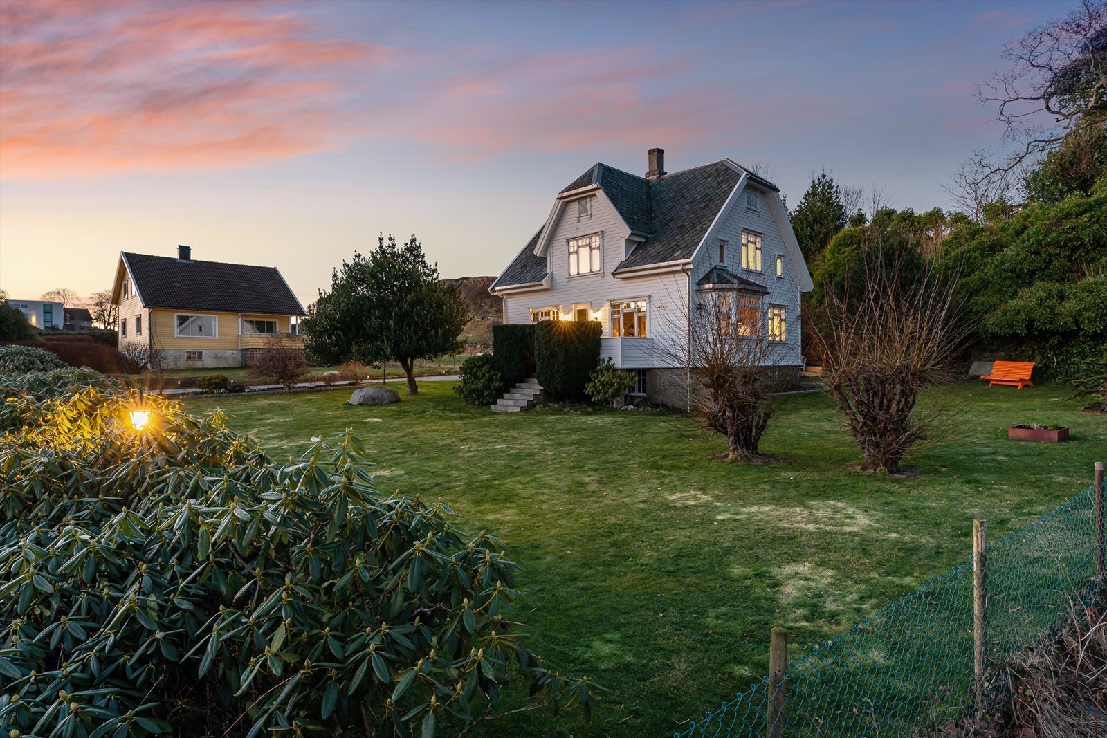 Tomten er meget flott opparbeidet med bed, busker og trær Galleribilde