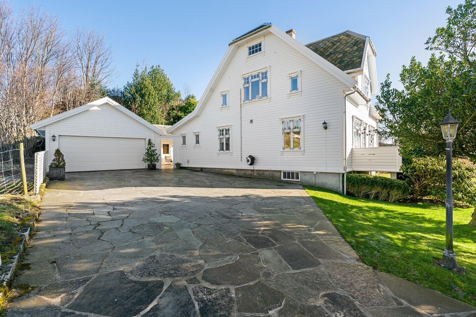 Det er parkering i garasje og i gårdsrom Galleribilde