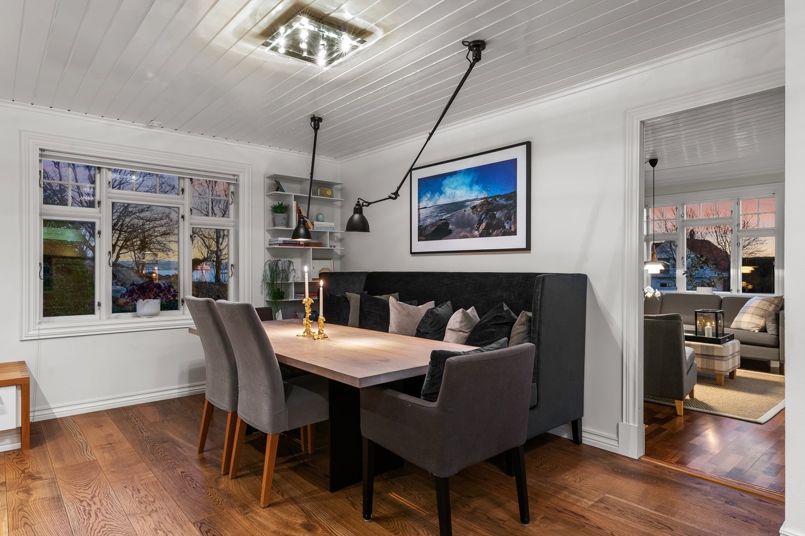 Rommet er meget romslig med god plass for ett stort spisebord eller øvrig møblering. Galleribilde