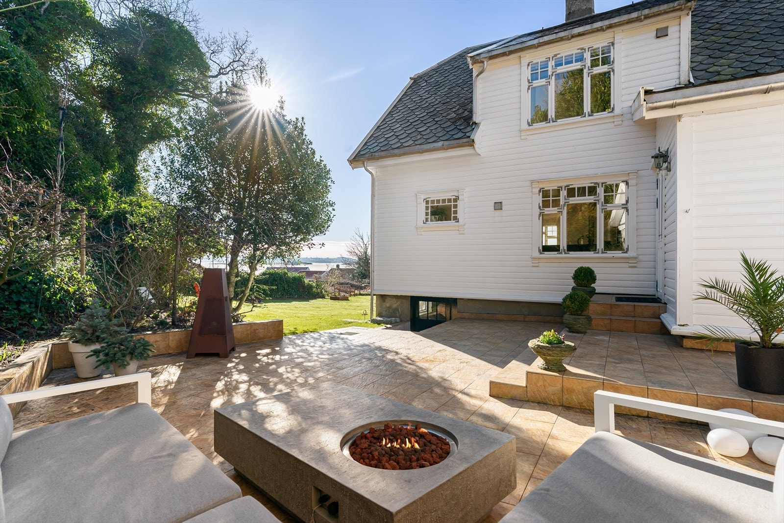 Man sitter skjermet og i le på baksiden Galleribilde