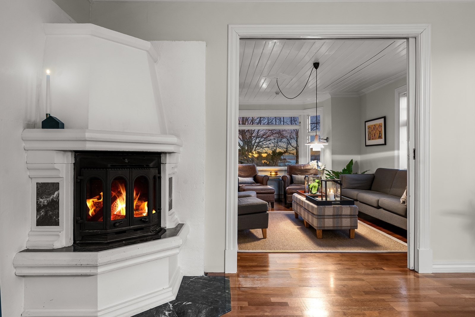 Det er stedbygd peis i stuen Galleribilde