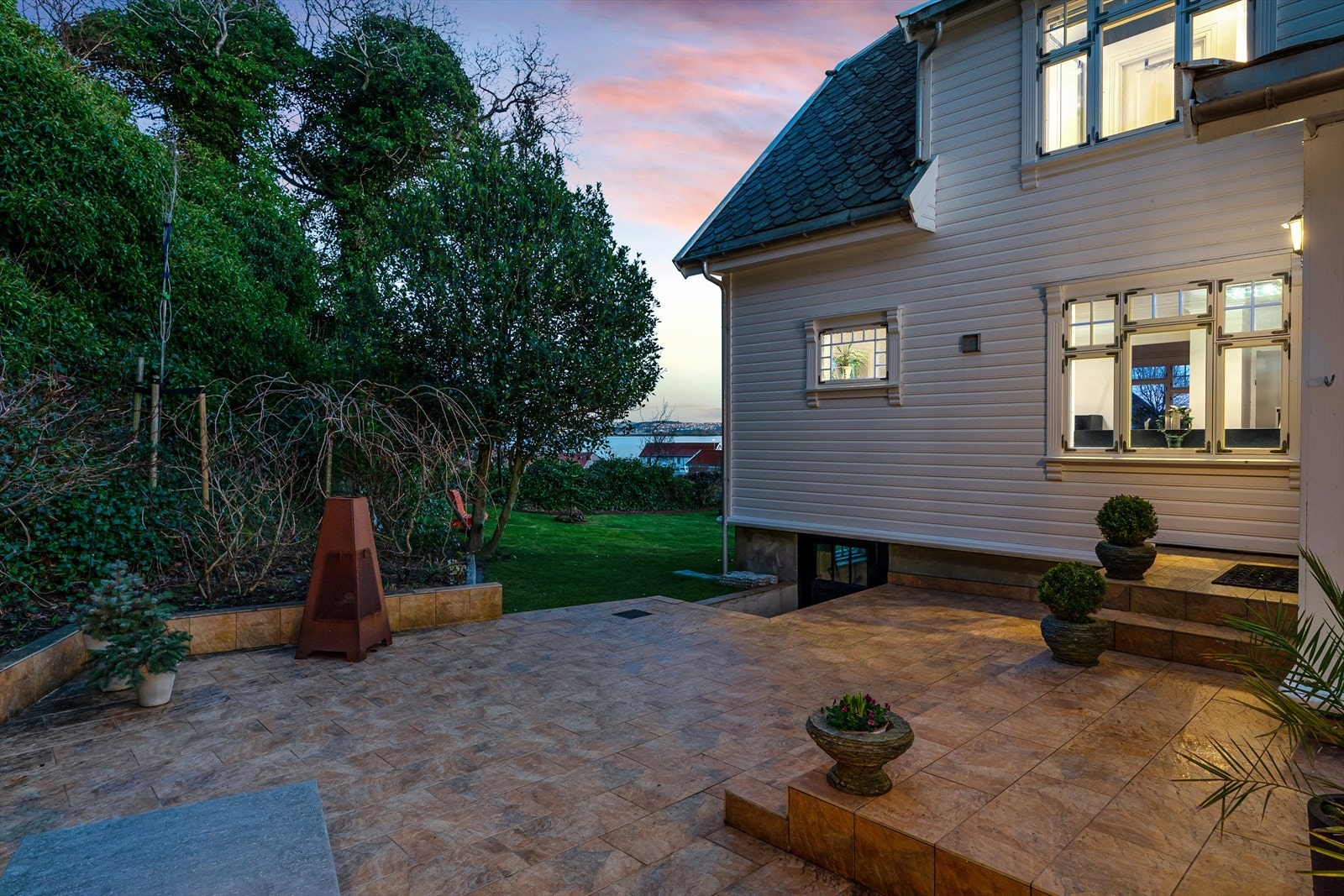 Her er det fliselagt med flotte terracotta fliser Galleribilde