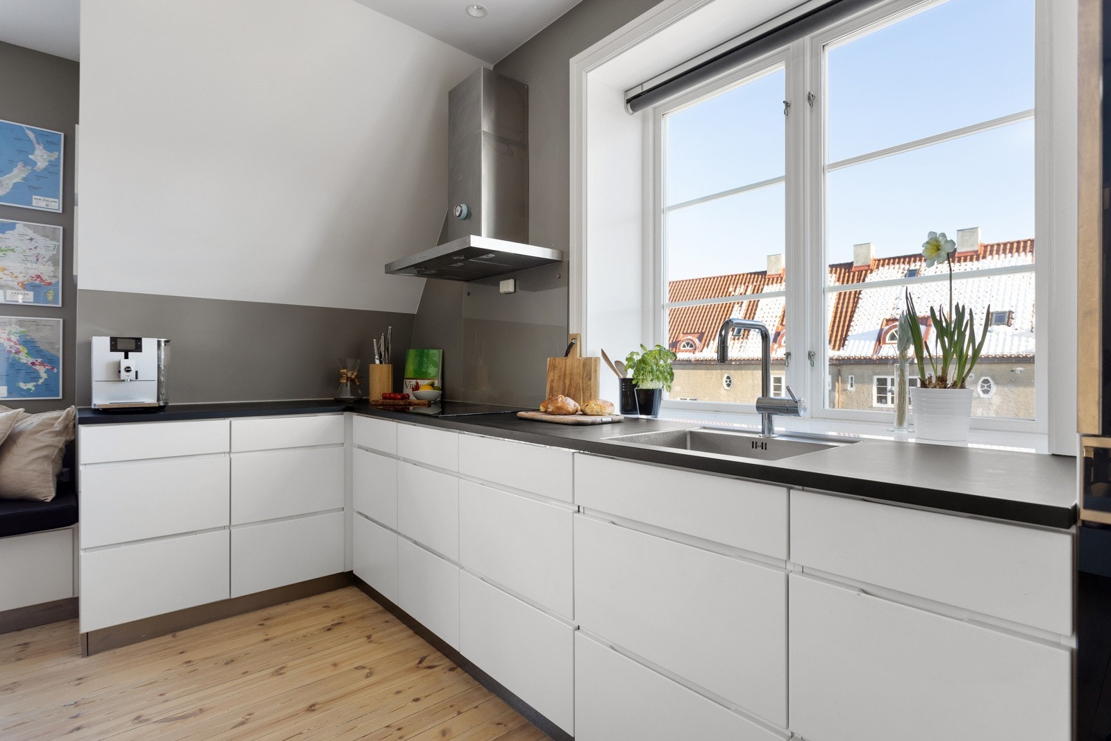 Det er rikelig med plass til både oppbevaring og benkeplass til matlagingen. Galleribilde