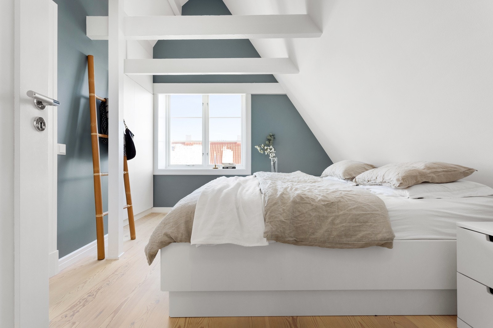 Videre kommer man opp til boligens loftsetasje med tre soverom og bad. Galleribilde