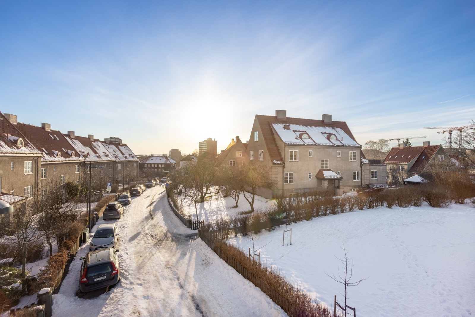 Boligen har en fantastisk beliggenhet i Ullevål Hageby med Eventyrplassen som nærmeste nabo. Eventyrplassen er et perfekt lekeareal for barna i nabolaget. Galleribilde