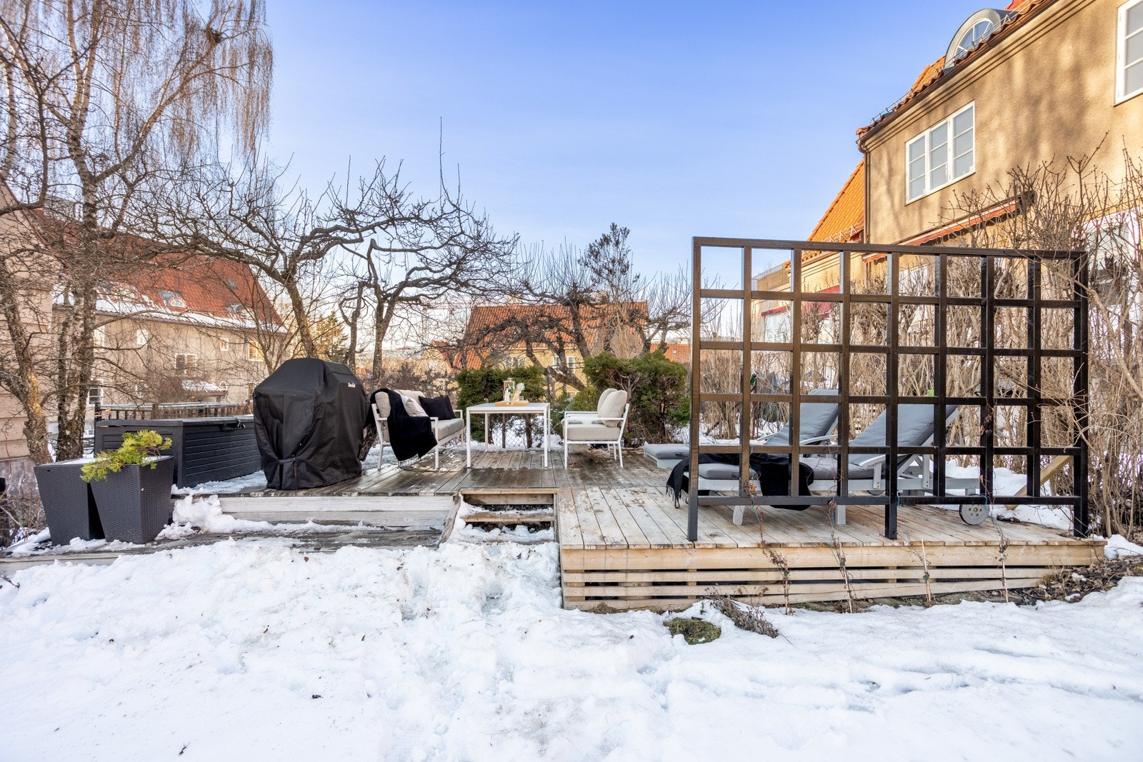 Eiendommen har en fantastisk uteplass med skjermet platting og meget gode solforhold. Galleribilde