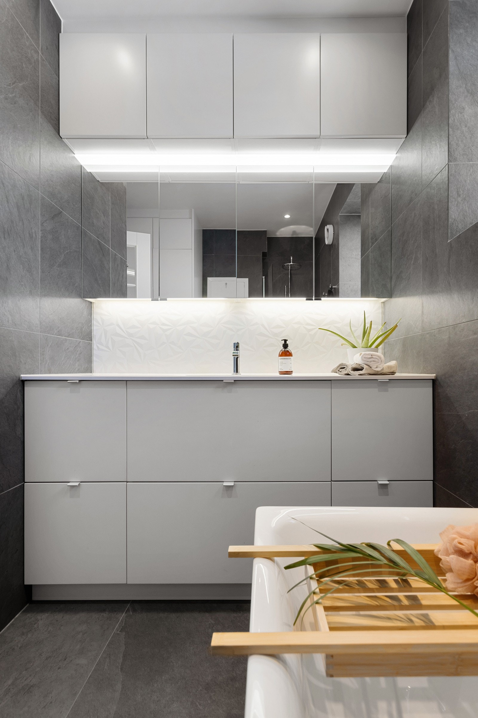 Badet i 2.etasje er delikat og moderne, og var nytt i 2021. Galleribilde
