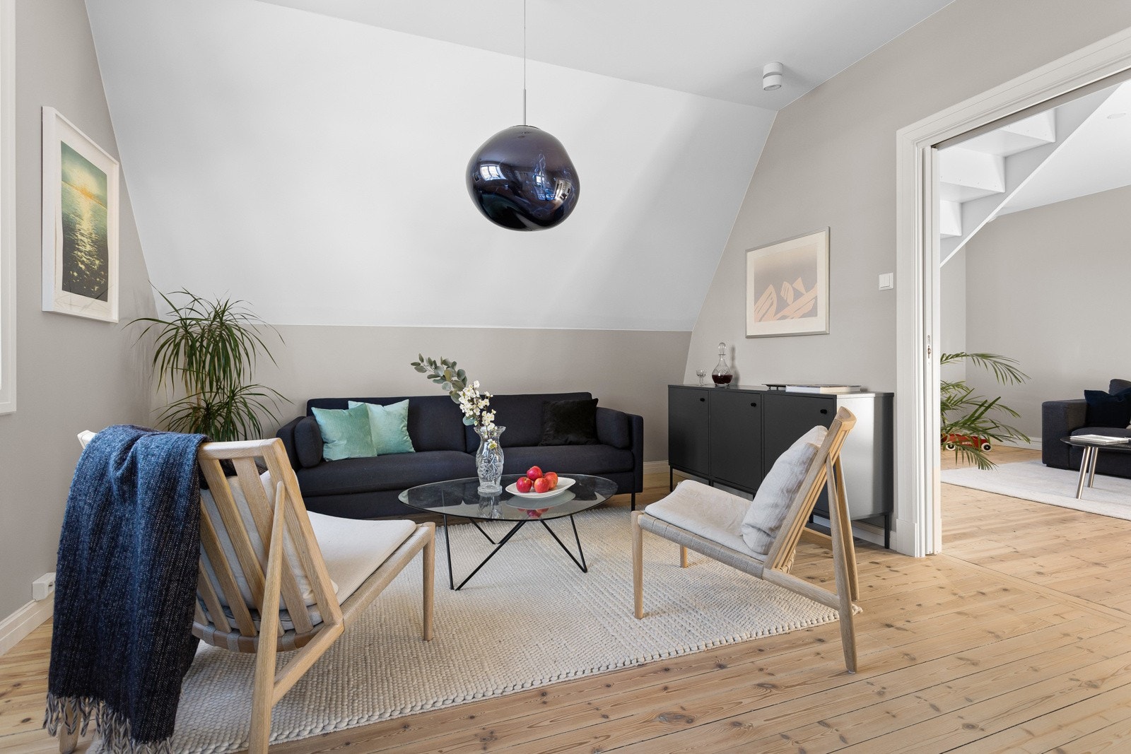 Leiligheten ligger fint til og går over to plan (2.etasje og utbygget loft). Galleribilde