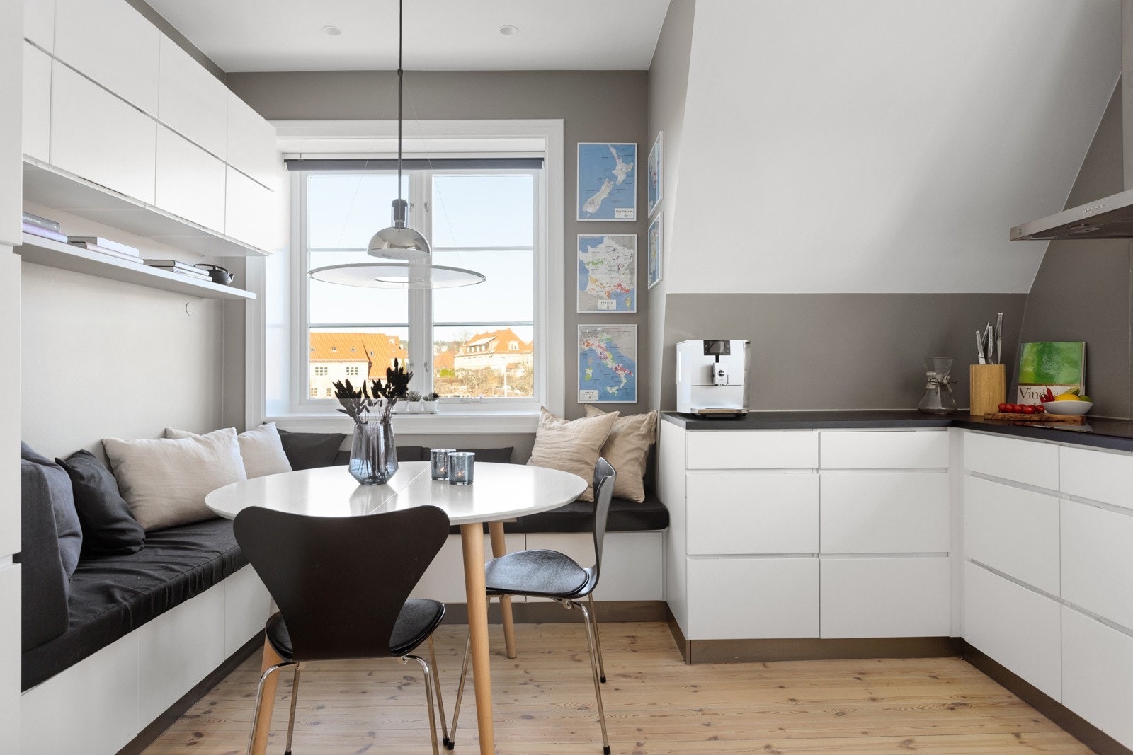 Plassbygget sittebenk med god plass til spisebord ved vinduet. Galleribilde