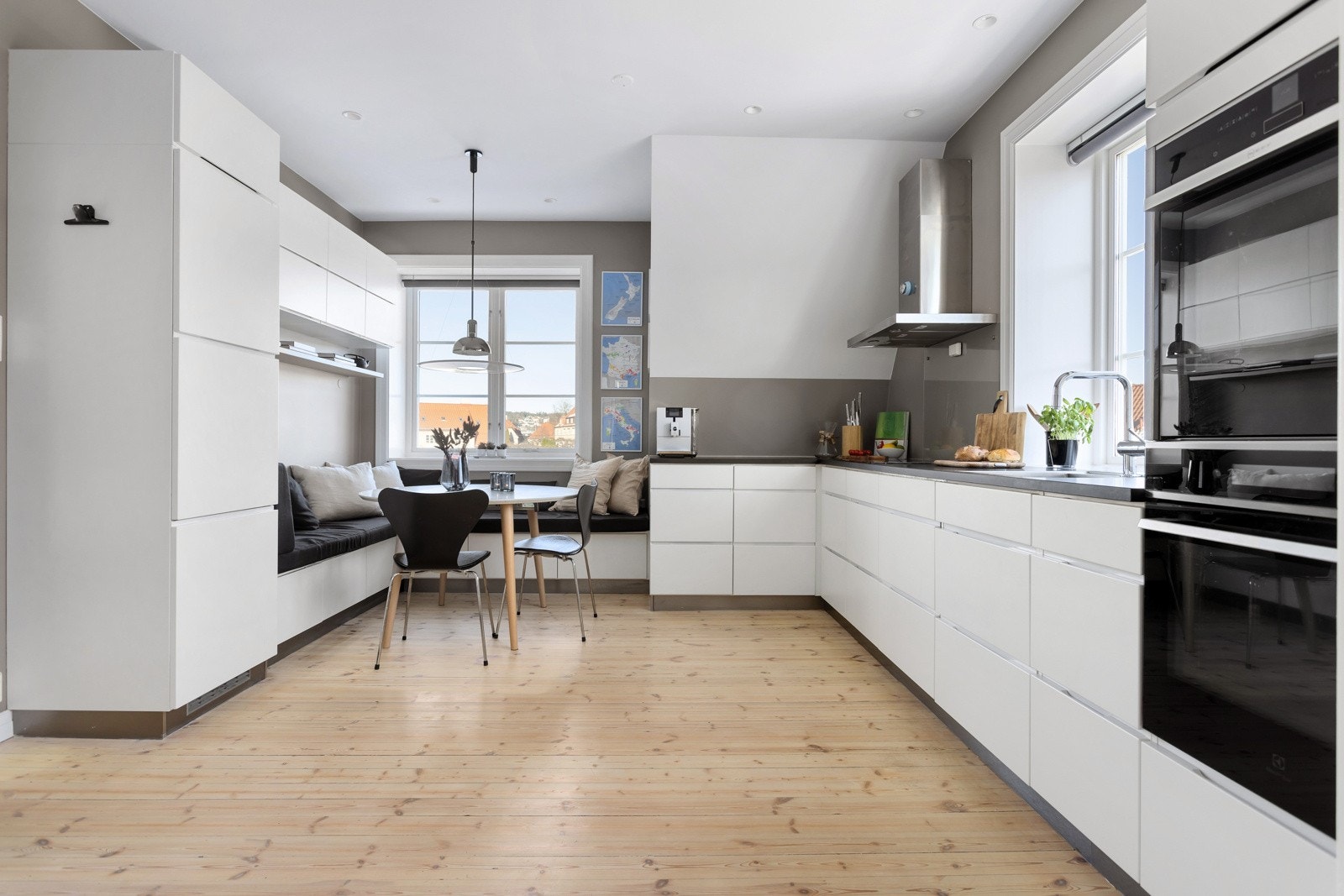 Kjøkkenet har innredning med glatte fronter fra Kvik med laminat benkeplate fra 2020, integrert kjøl/fryseskap fra 2020, oppvaskmaskin, 2x komfyr fra 2020 og induksjonstopp. Galleribilde