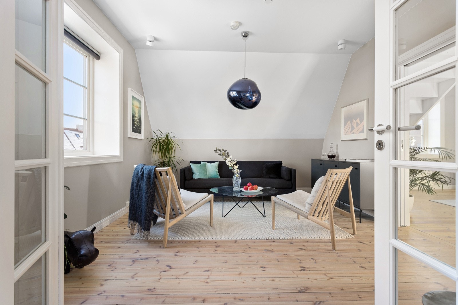 Innvendig blir man møtt av sjel og sjarm med klassiske detaljer som går fint sammen med moderne og tidsriktige løsninger. Galleribilde