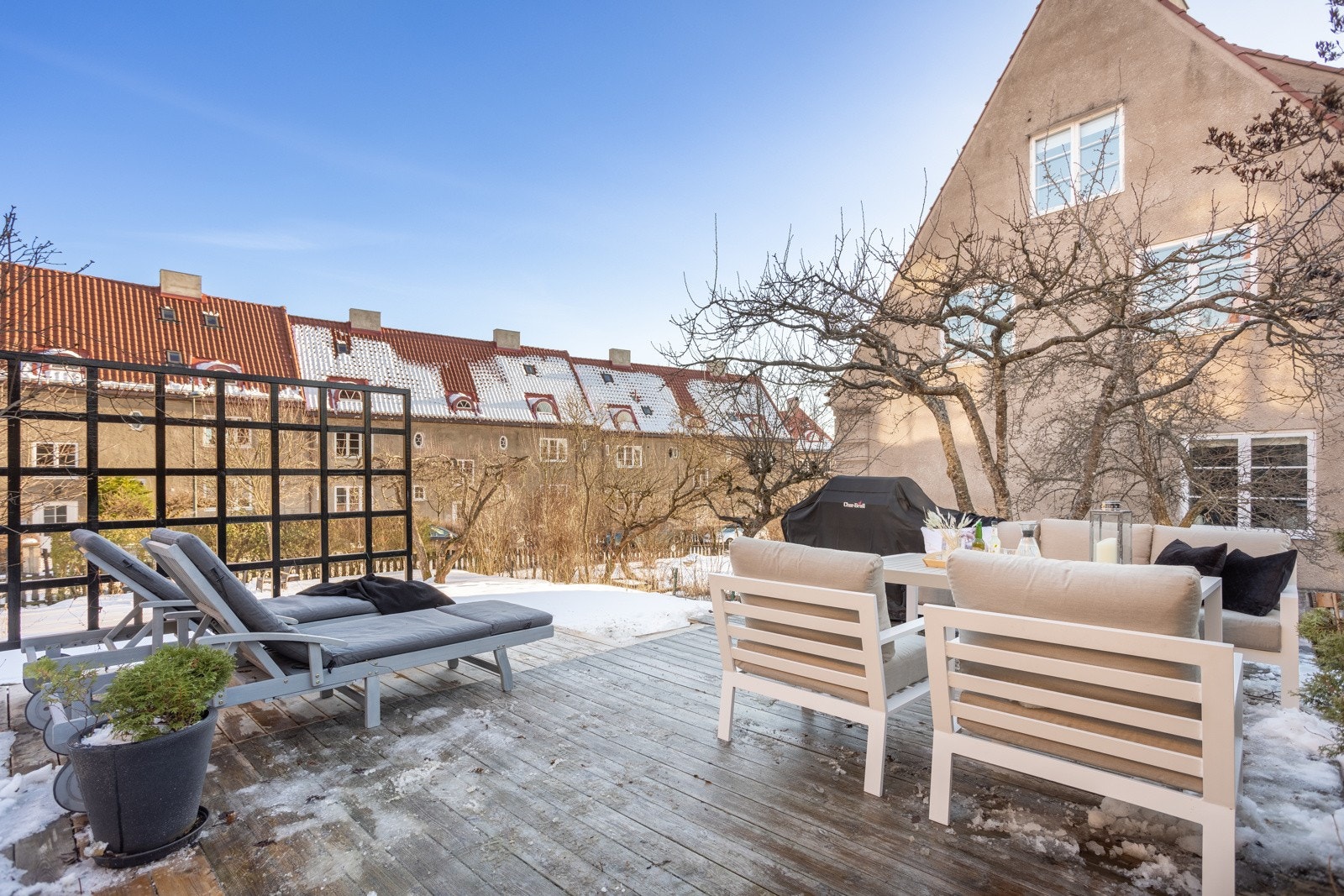 Hageparsellen er av god størrelse med flere soner for både avslapning og lek. Galleribilde