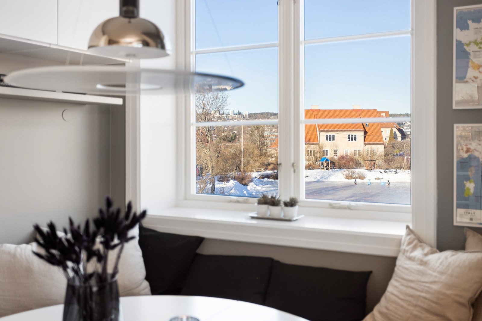Fra kjøkkenvinduet har man nydelig utsyn over Eventyrplassen. Galleribilde